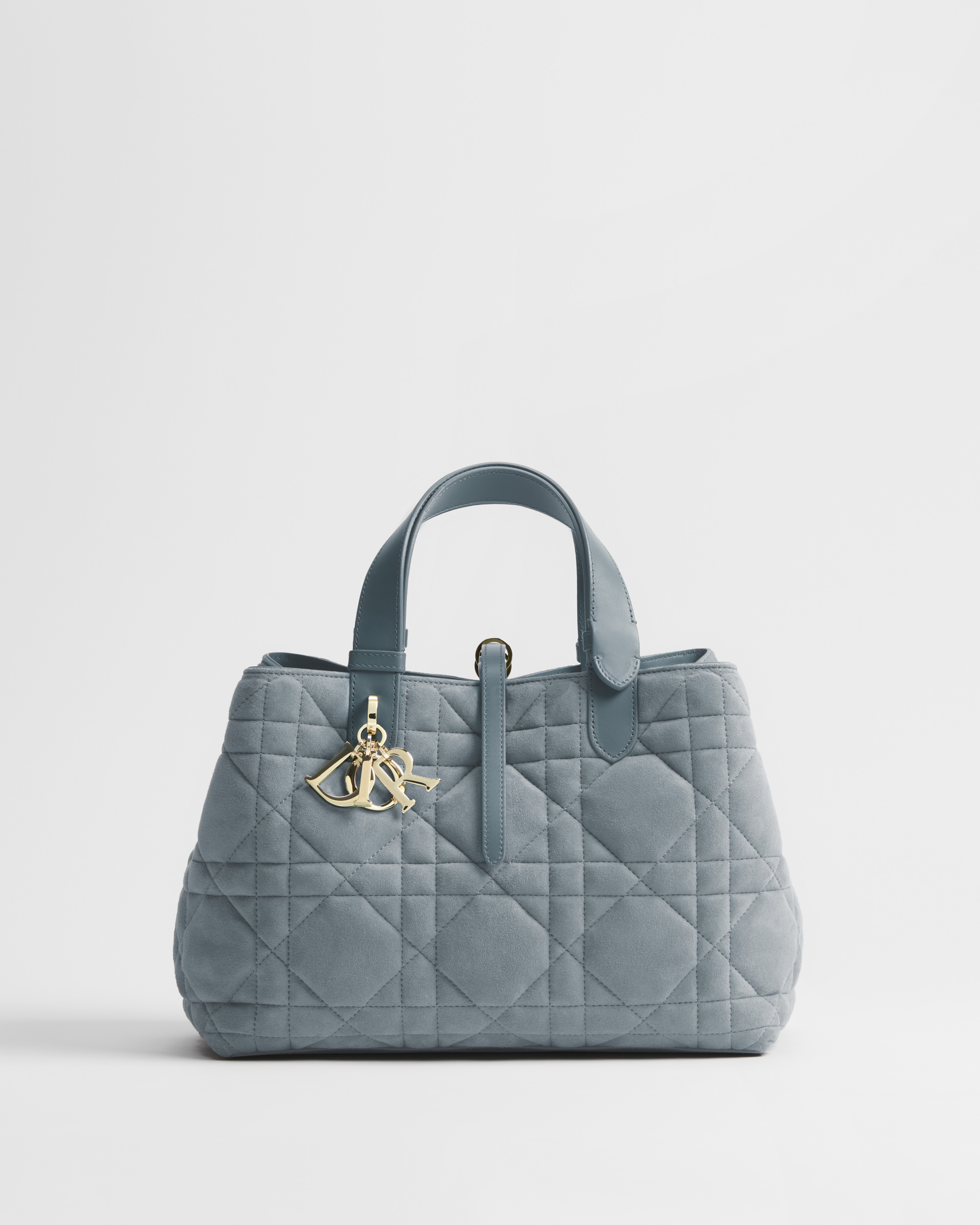 Bolso mediano Dior Toujours Ante de piel de cabra Macrocannage en azul cielo E01
