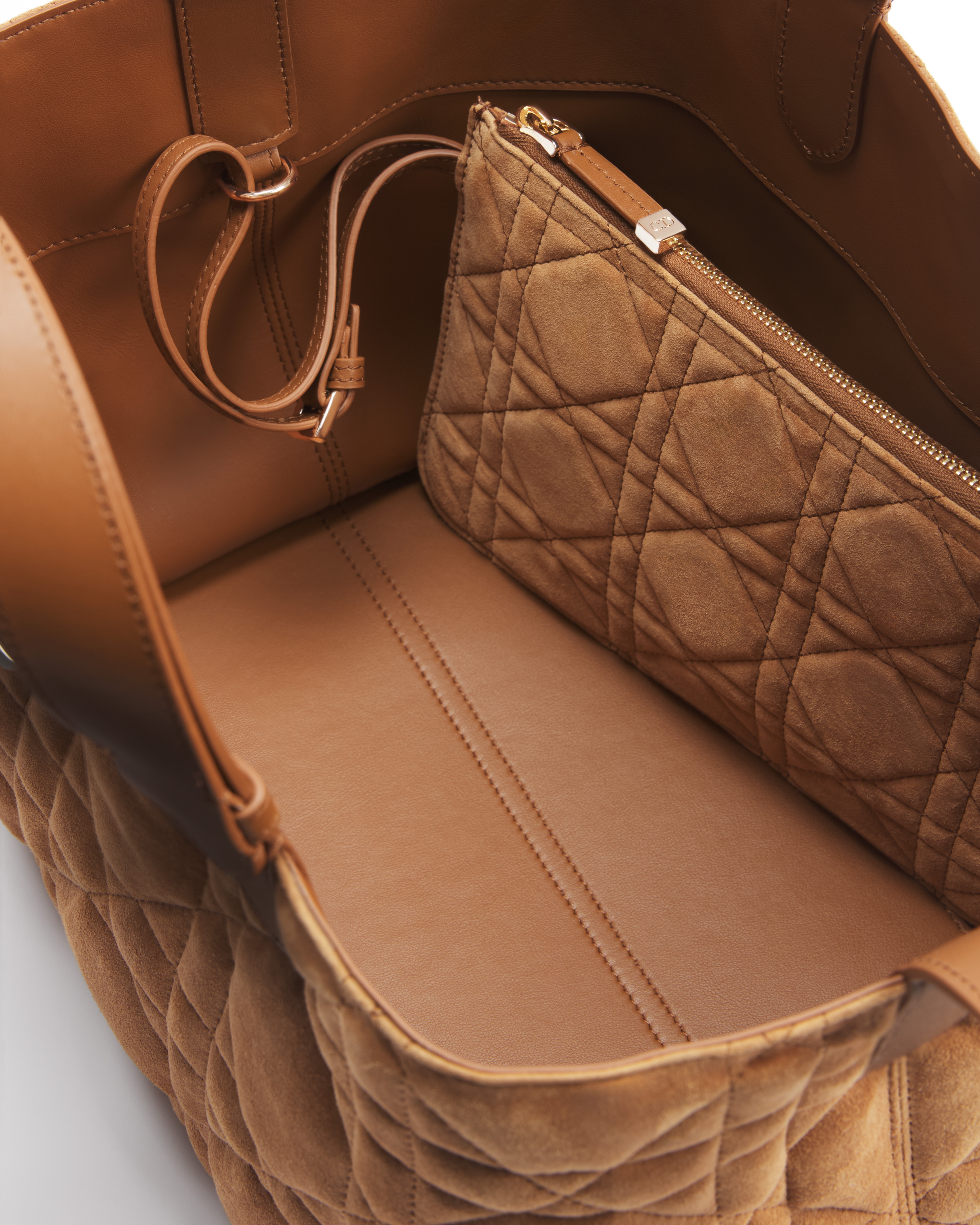 Borsa media Dior Toujours Pelle di capra scamosciata Macrocannage oro saddle E06