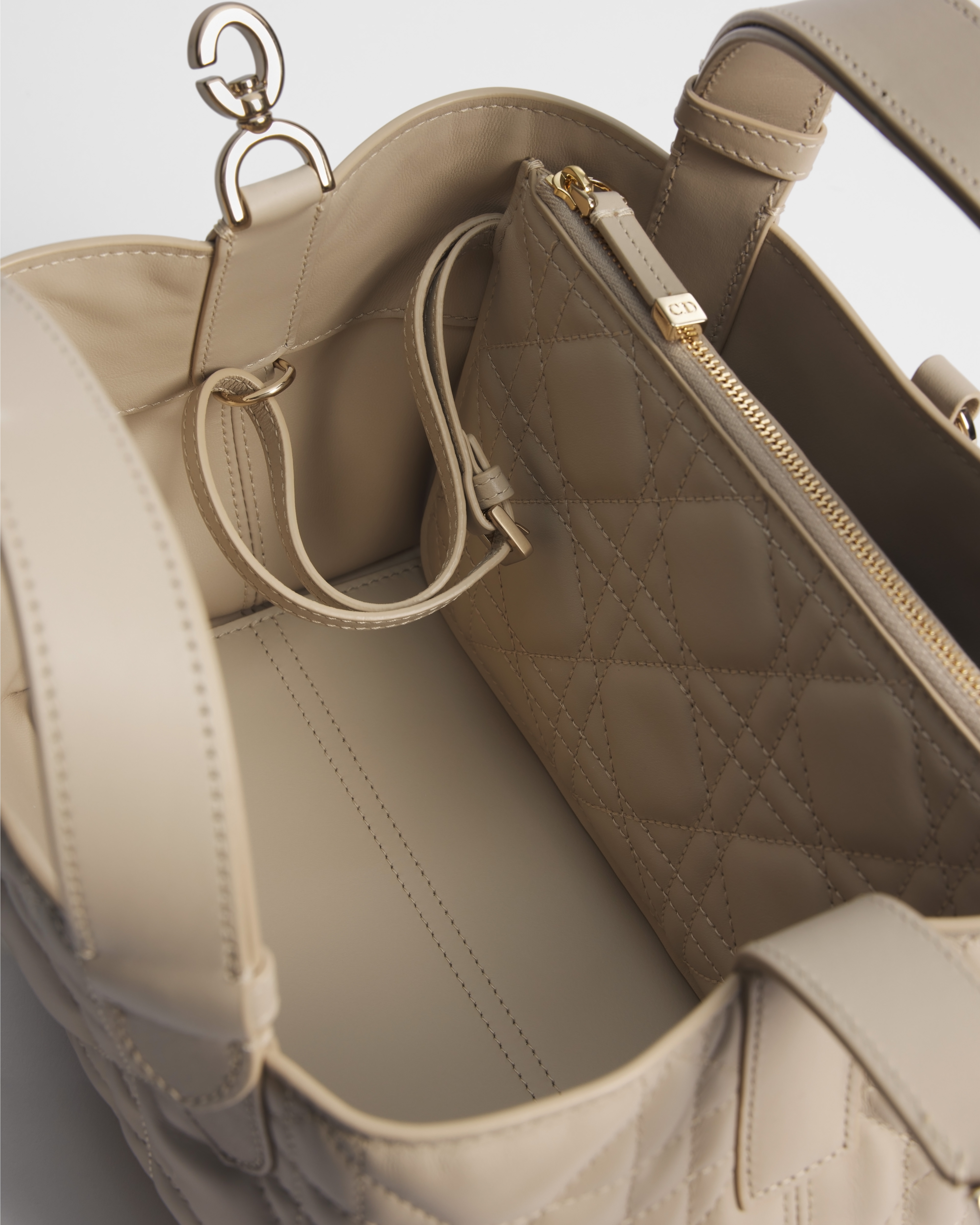 Bolso pequeño Dior Toujours Piel de becerro Macrocannage beige empolvado E06