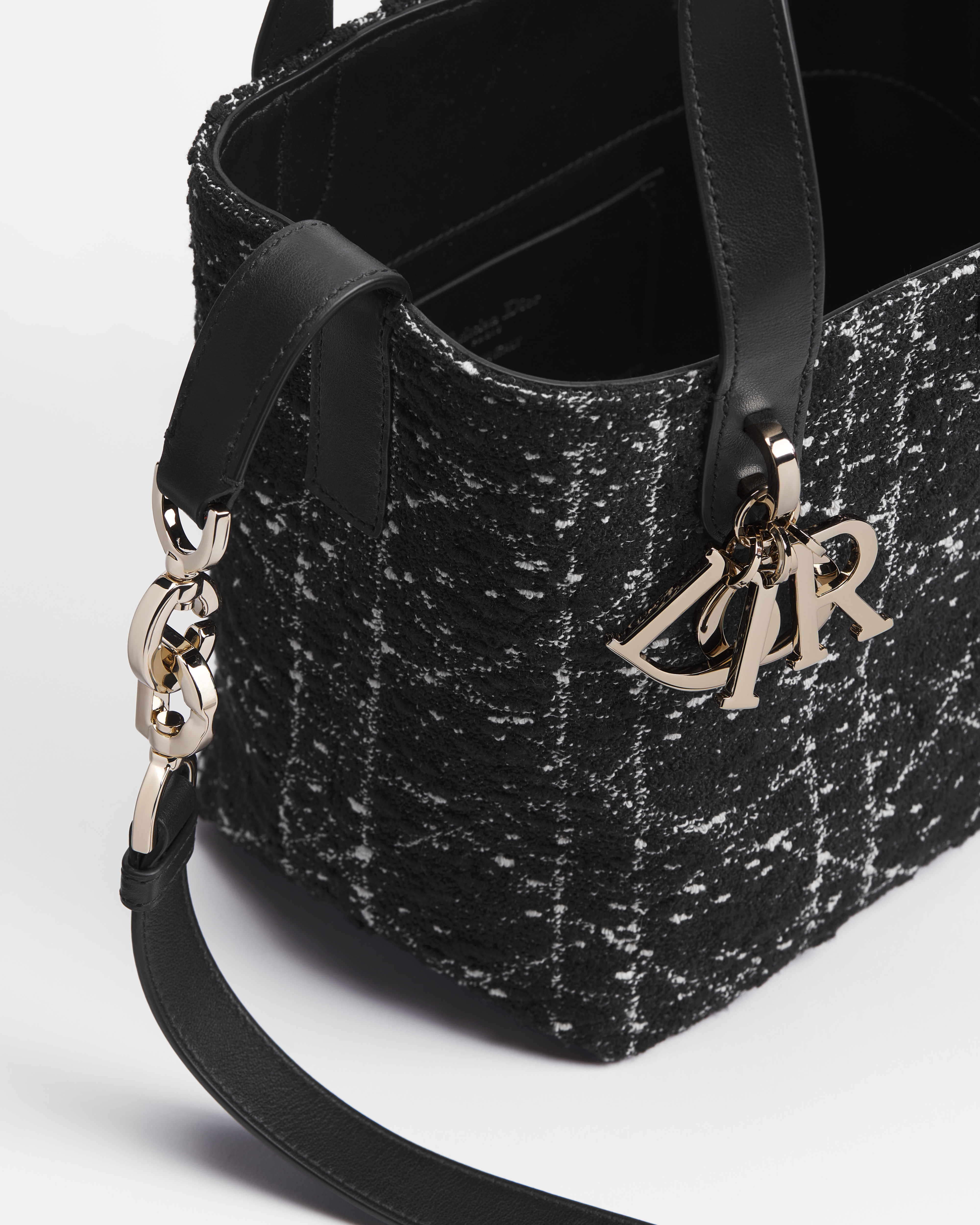 Sac cabas vertical Dior Toujours Small Tweed noir à motif Cannage blanc E06