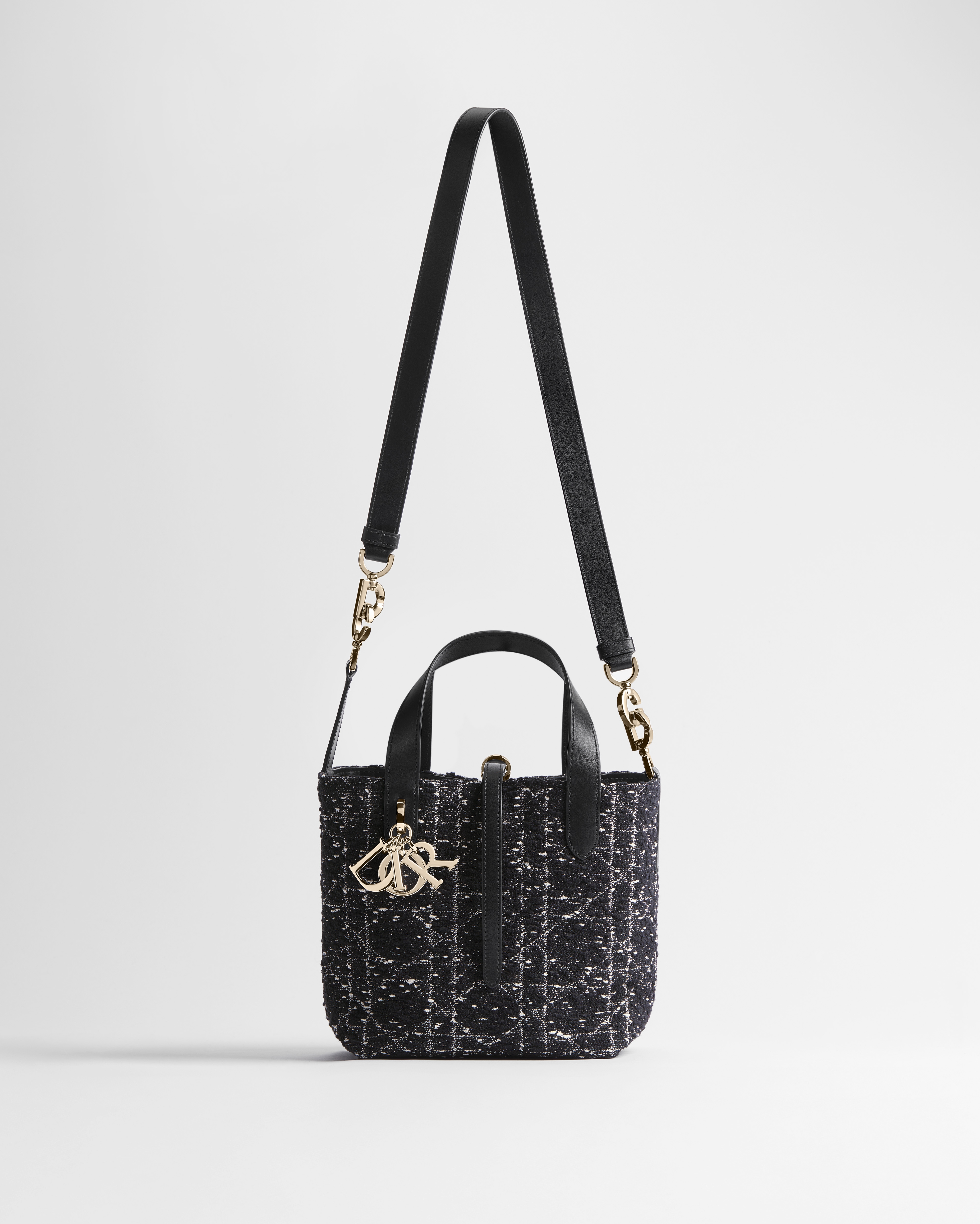 Sac cabas vertical Dior Toujours Small Tweed noir à motif Cannage blanc E07