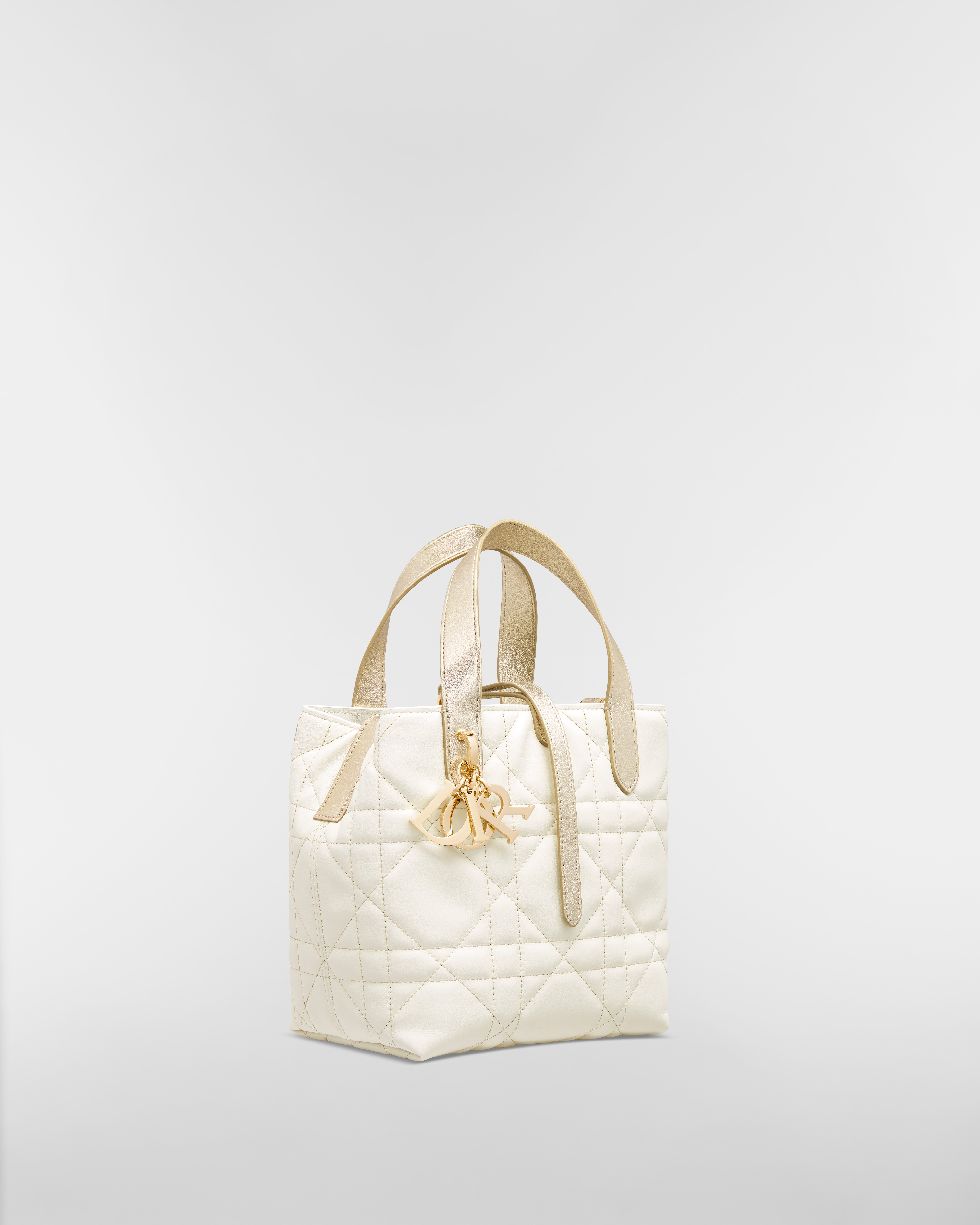 Bolsa tote vertical Dior Toujours pequena Couro de vitelo Macrocannage dourado e branco com fio metálico E03