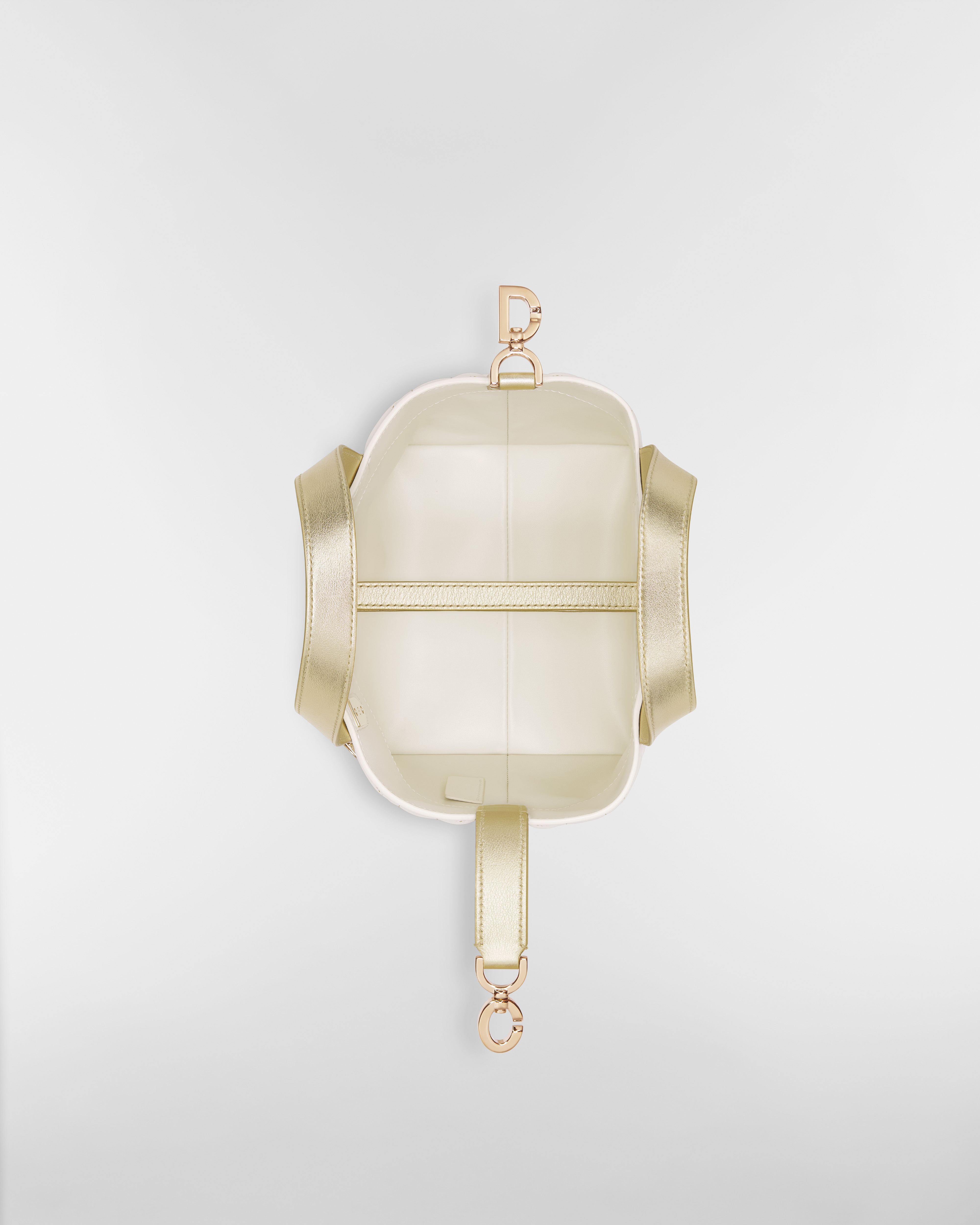 Bolso tote vertical pequeño Dior Toujours Piel de becerro Macrocannage en dos tonos dorado y blanco con hilo metalizado E06