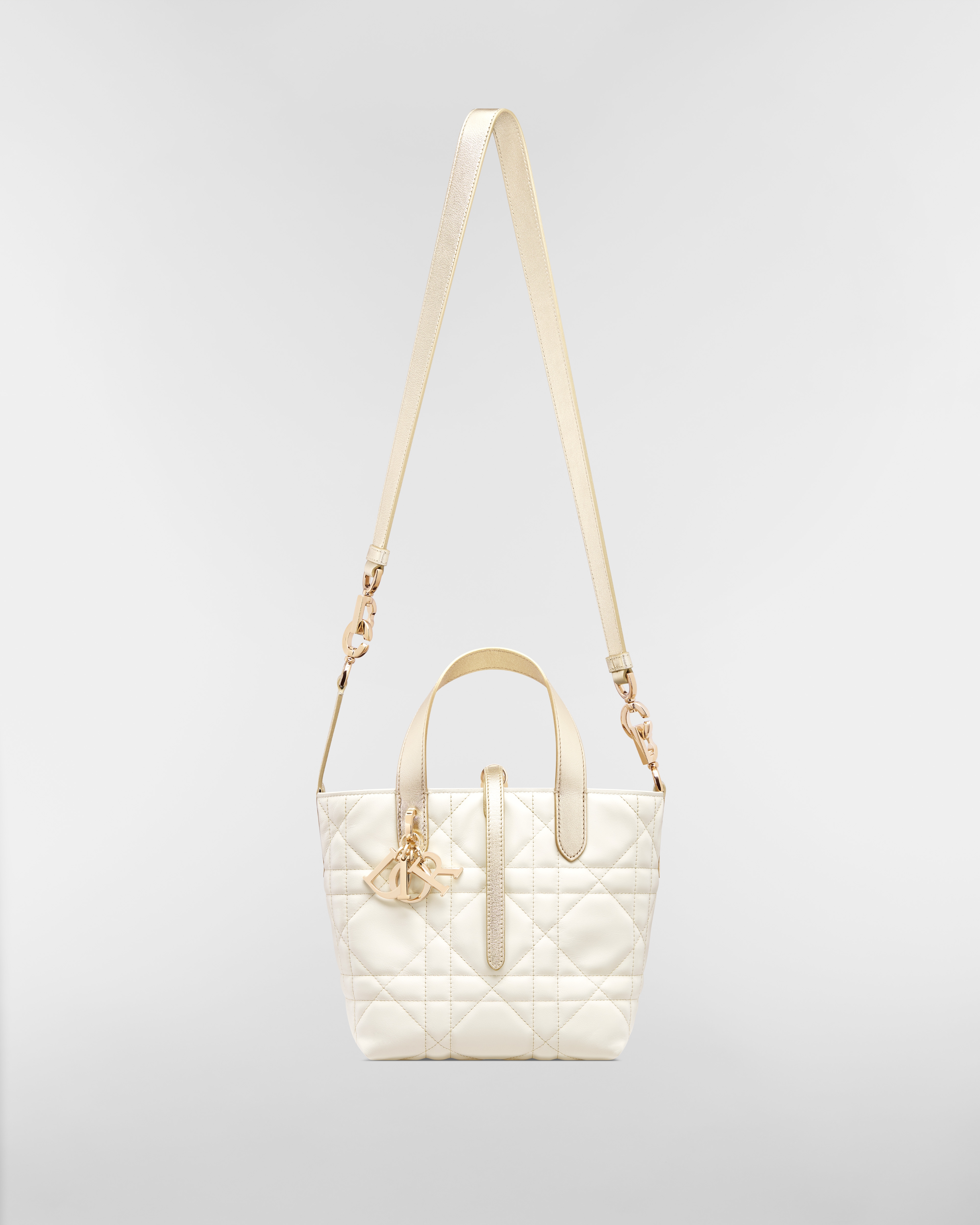 Bolsa tote vertical Dior Toujours pequena Couro de vitelo Macrocannage dourado e branco com fio metálico E07