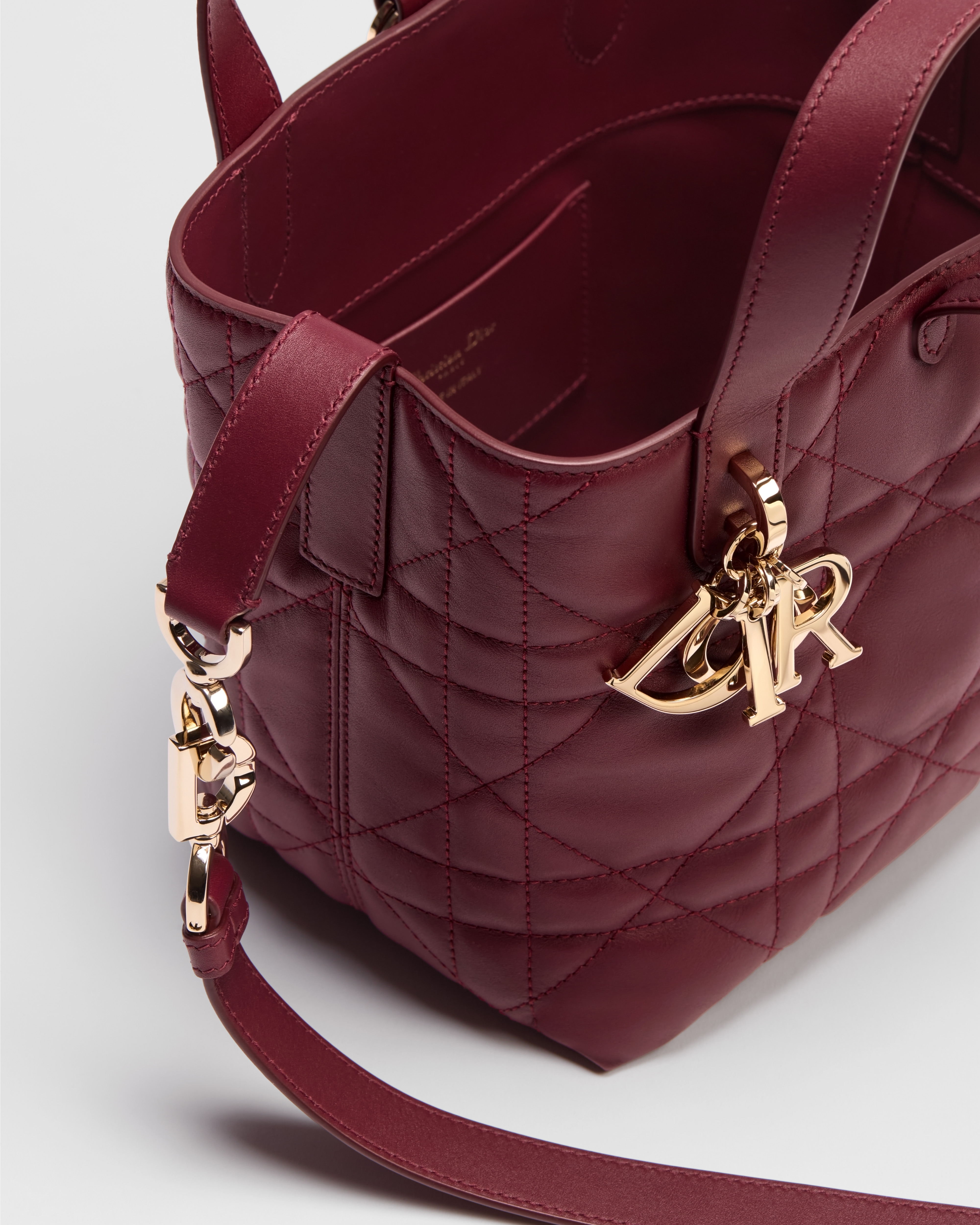 Dior Or Small Dior Toujours Vertical Tote Bag Rouge Hermitage Macrocannage Calfskin E06