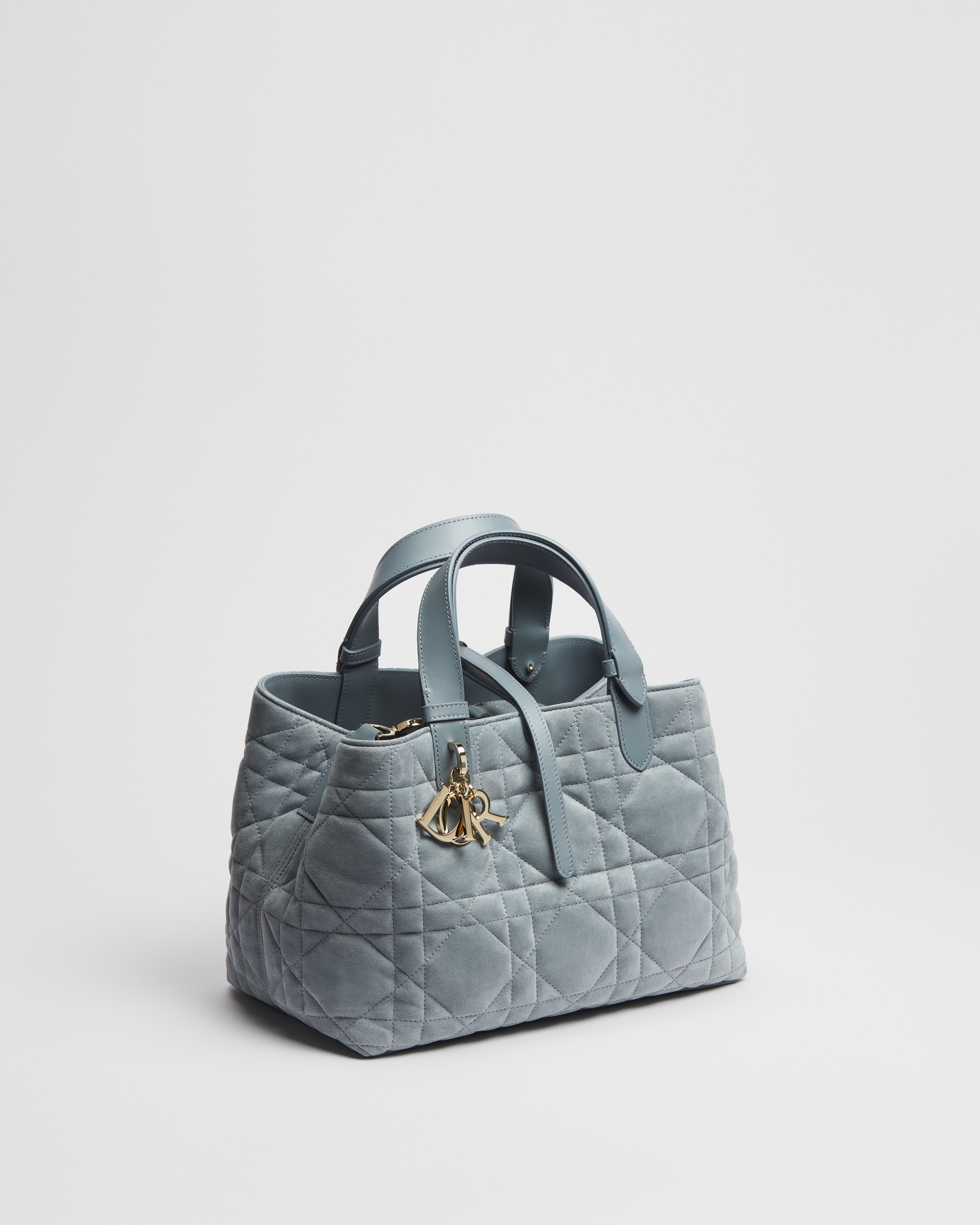 Bolso tote vertical pequeño Dior Toujours Ante de piel de cabra Macrocannage bleu ciel E03