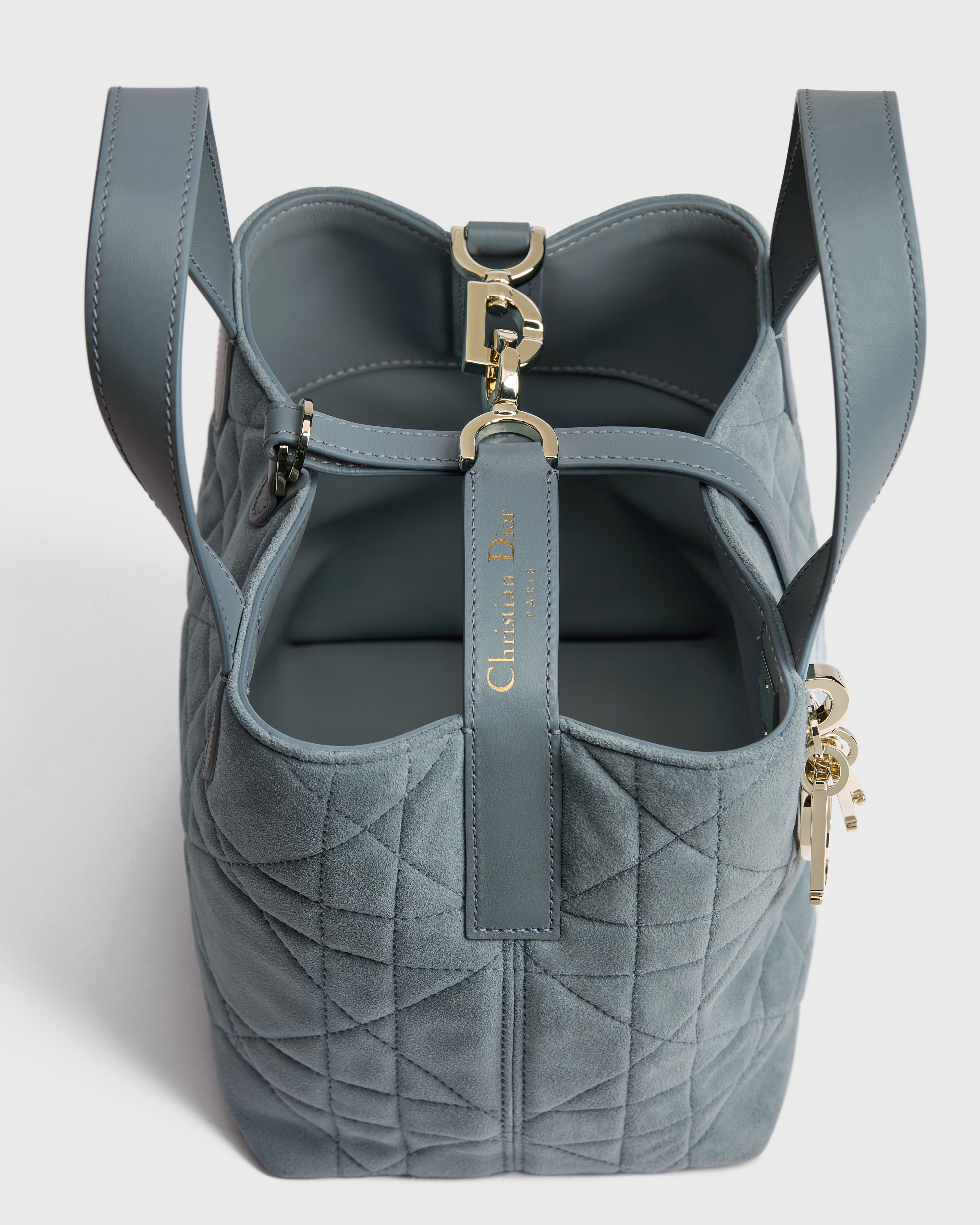 Bolsa tote vertical Dior Toujours pequena Pele de cabra acamurçada Macrocannage Bleu Ciel E09