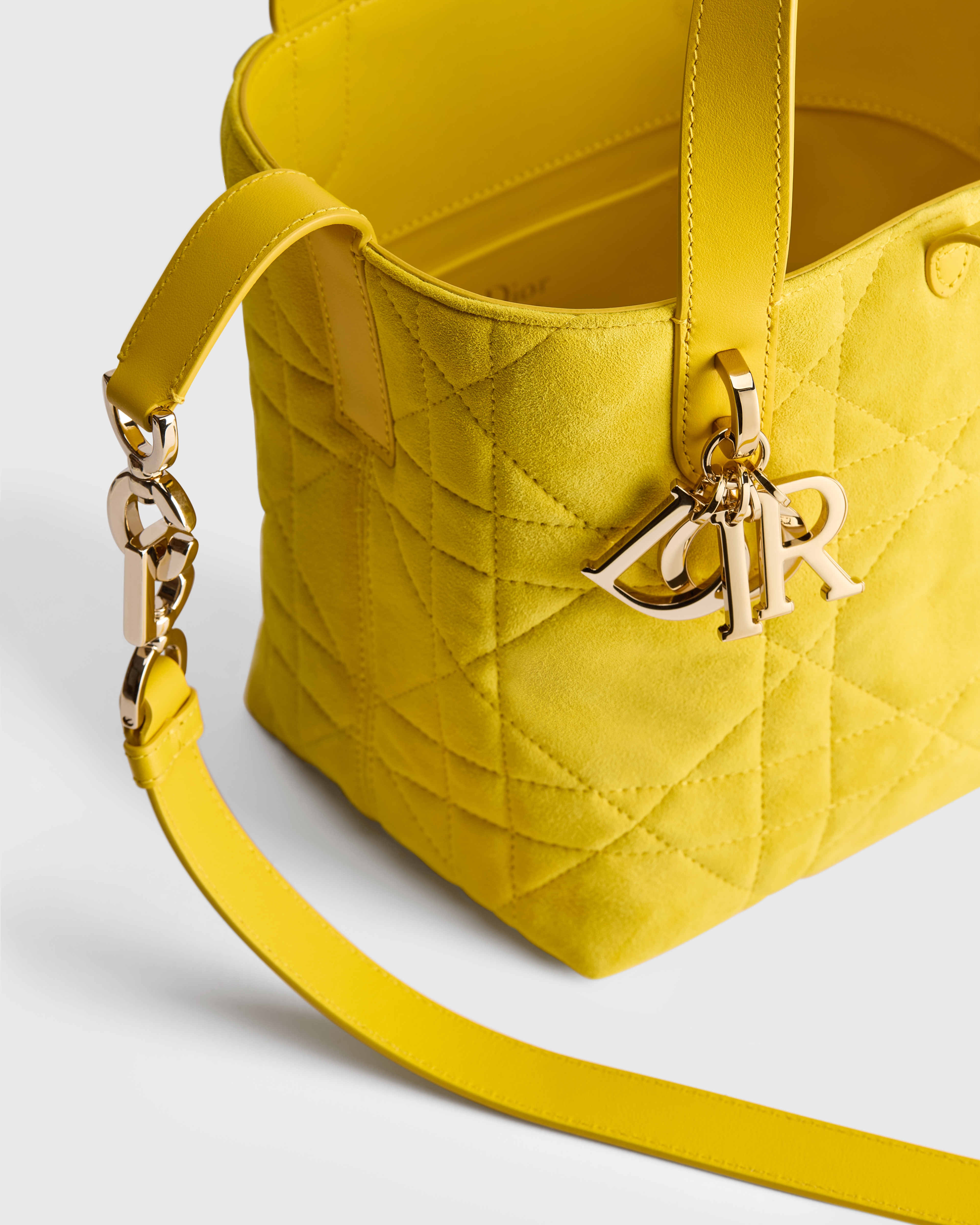 Borsa tote verticale piccola Dior Toujours Pelle di capra scamosciata Macrocannage Buttercup E06