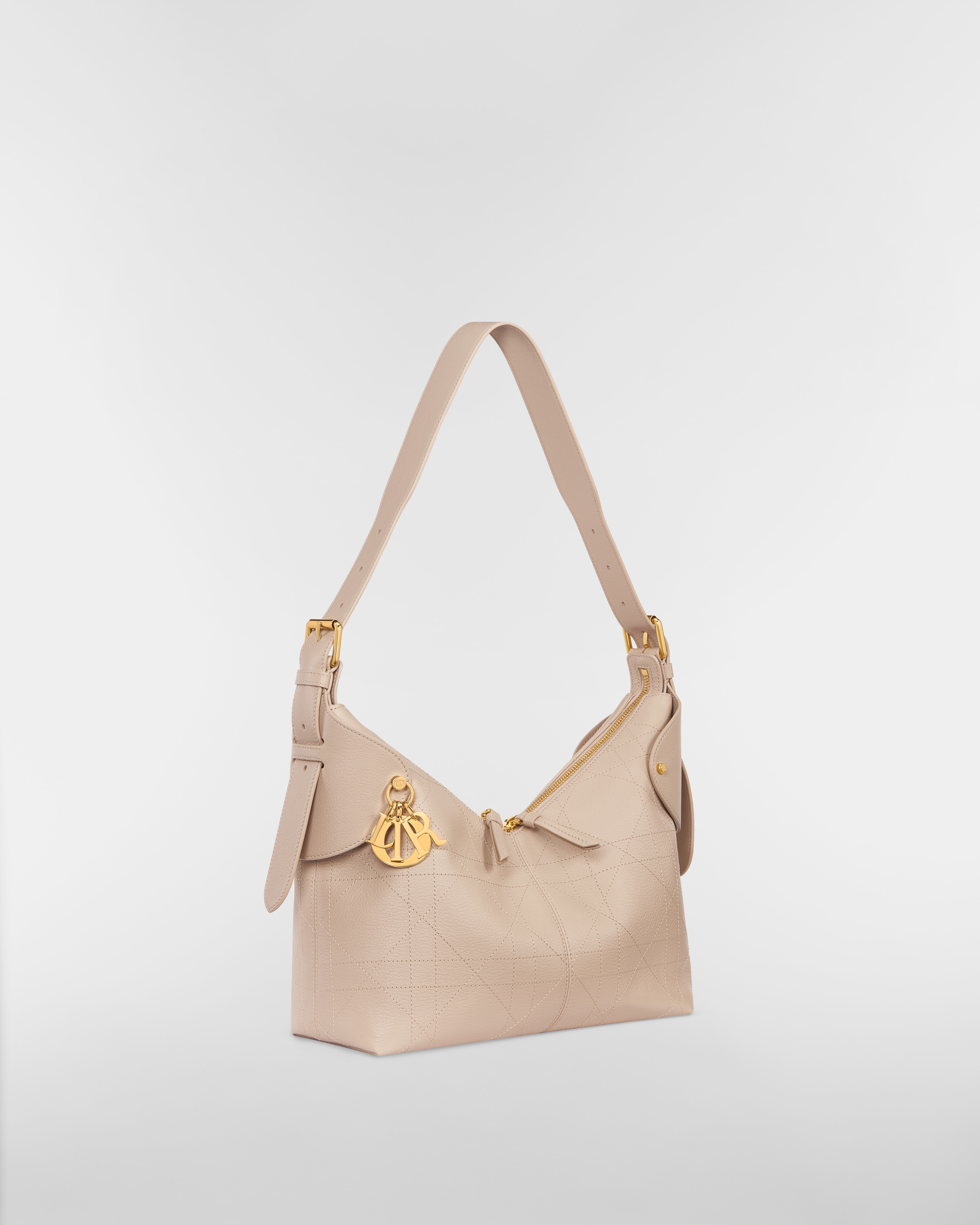 Dior Voyage 미디엄 백 파우더 베이지 플랫 매크로까나쥬 그레인 송아지 가죽 E03