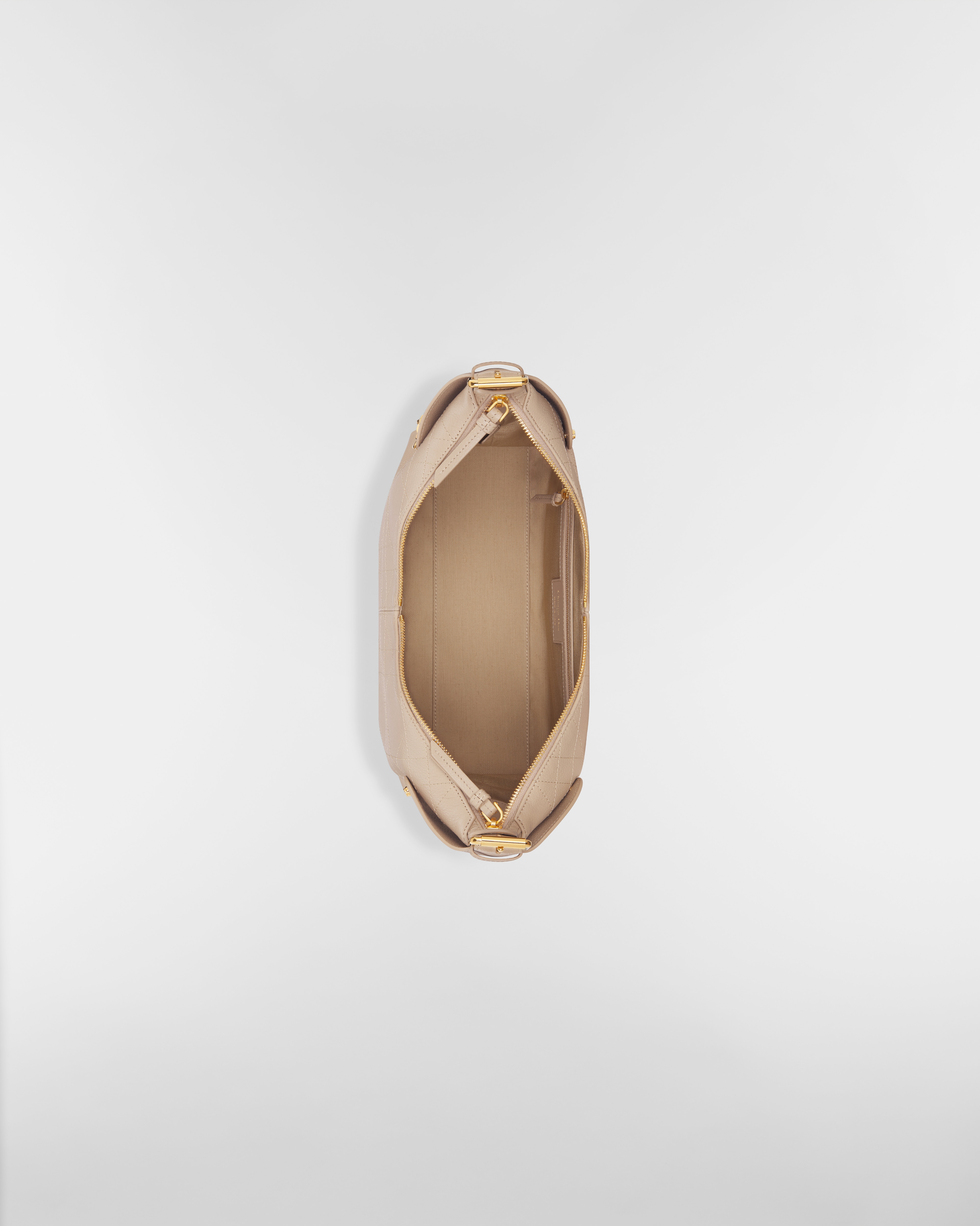 Dior Voyage 미디엄 백 파우더 베이지 플랫 매크로까나쥬 그레인 송아지 가죽 E06