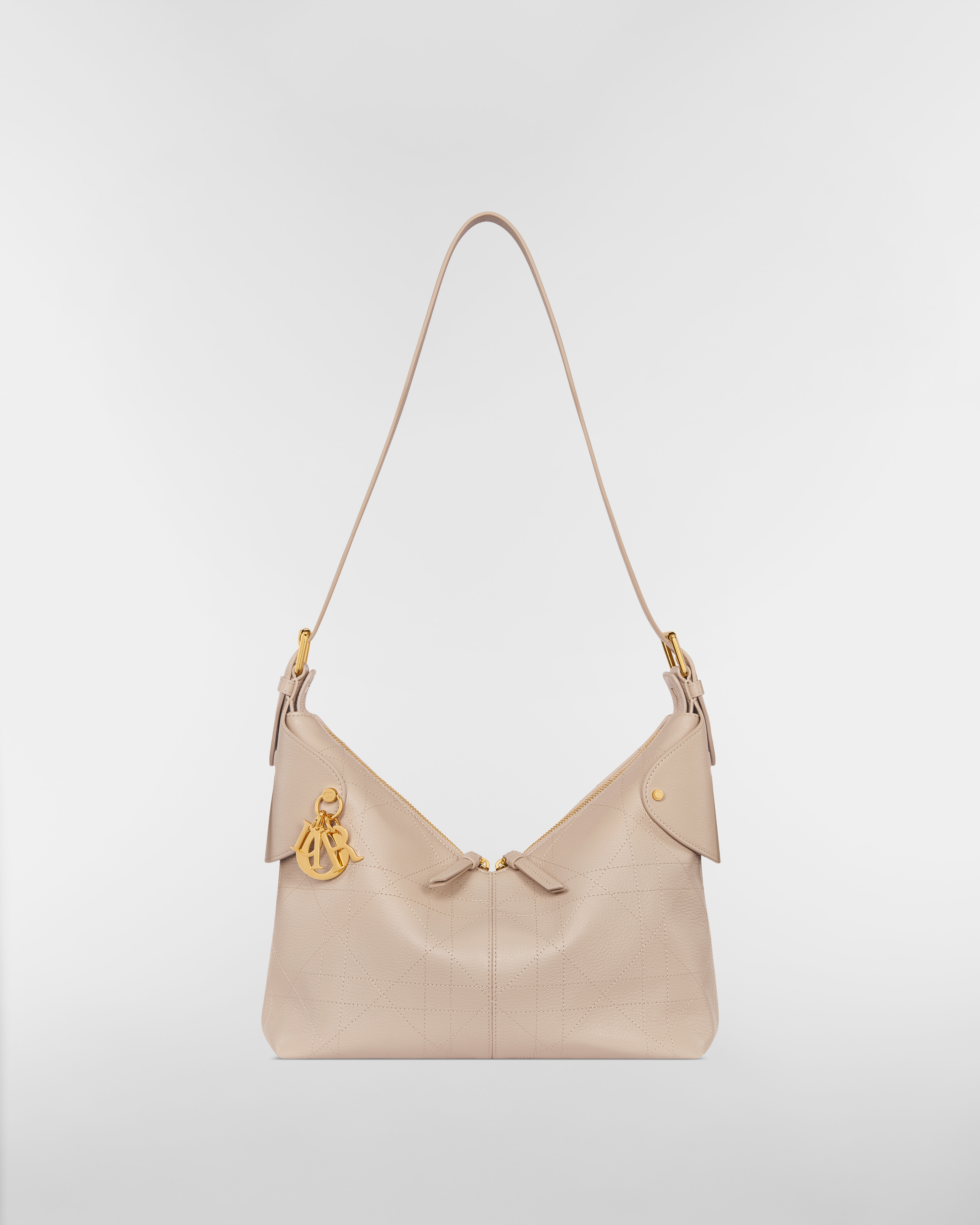 Dior Voyage 미디엄 백 파우더 베이지 플랫 매크로까나쥬 그레인 송아지 가죽 E07