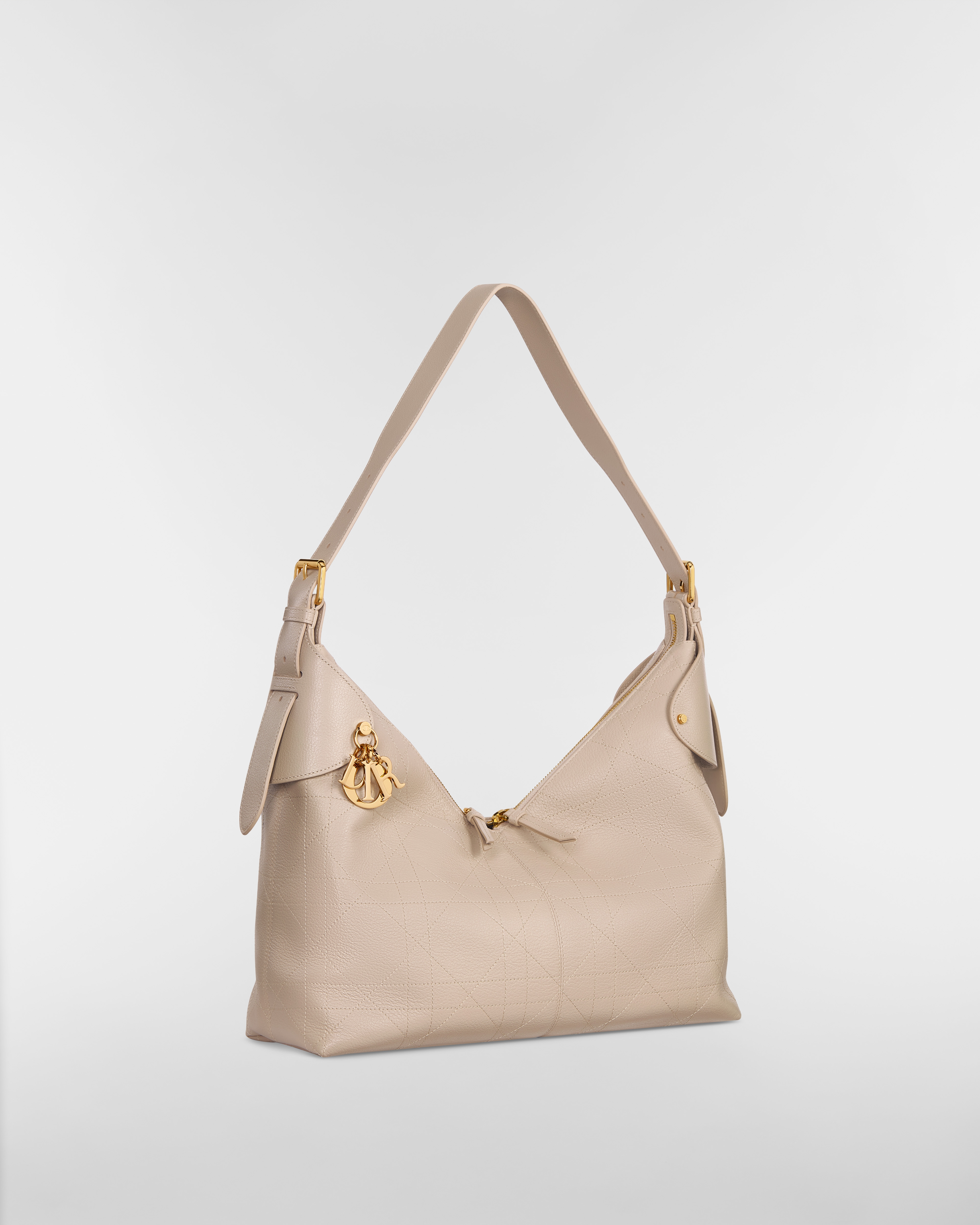 Große Dior Voyage Tasche Genarbtes Flat Macrocannage Kalbsleder in Puderbeige E03