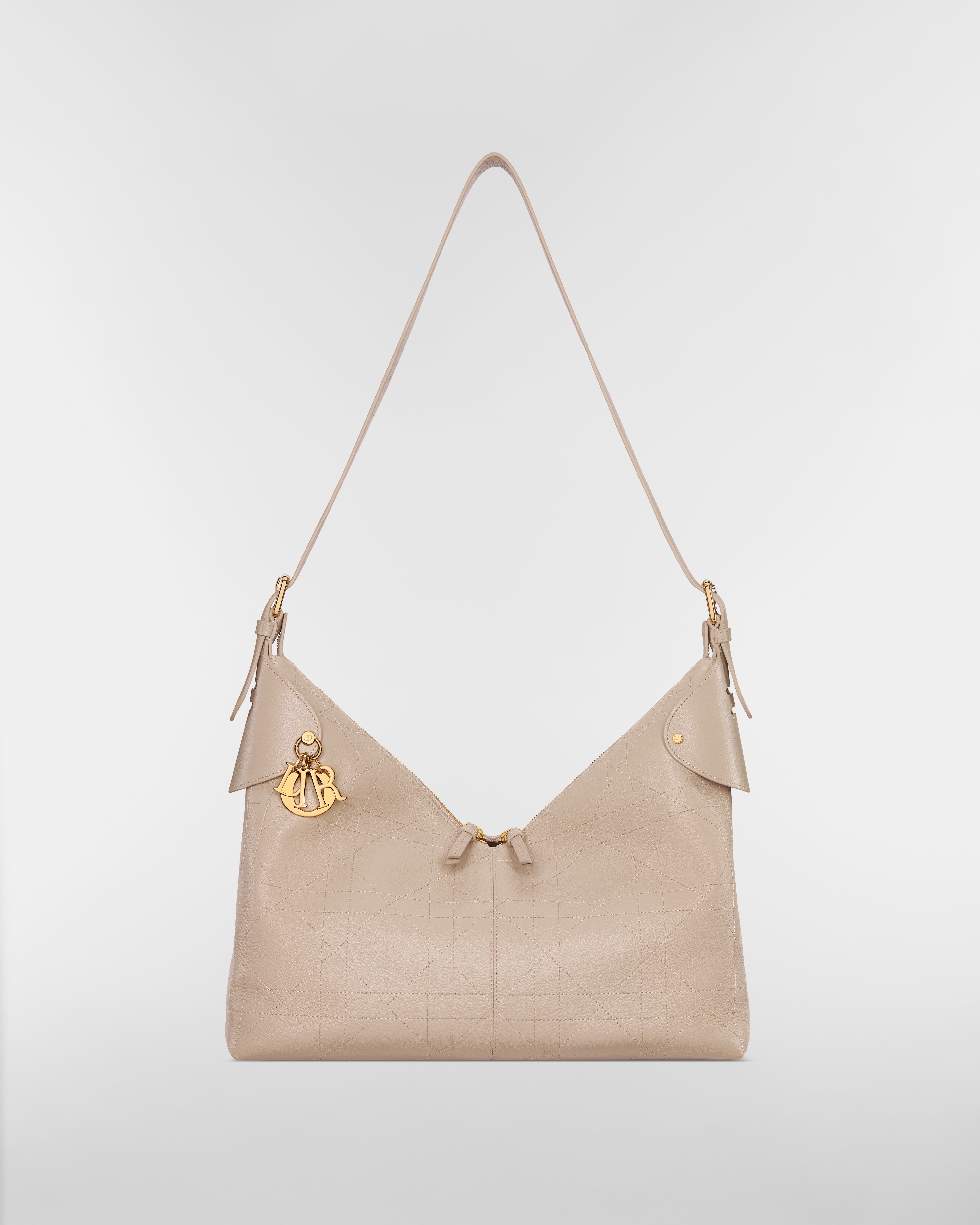 Große Dior Voyage Tasche Genarbtes Flat Macrocannage Kalbsleder in Puderbeige E07