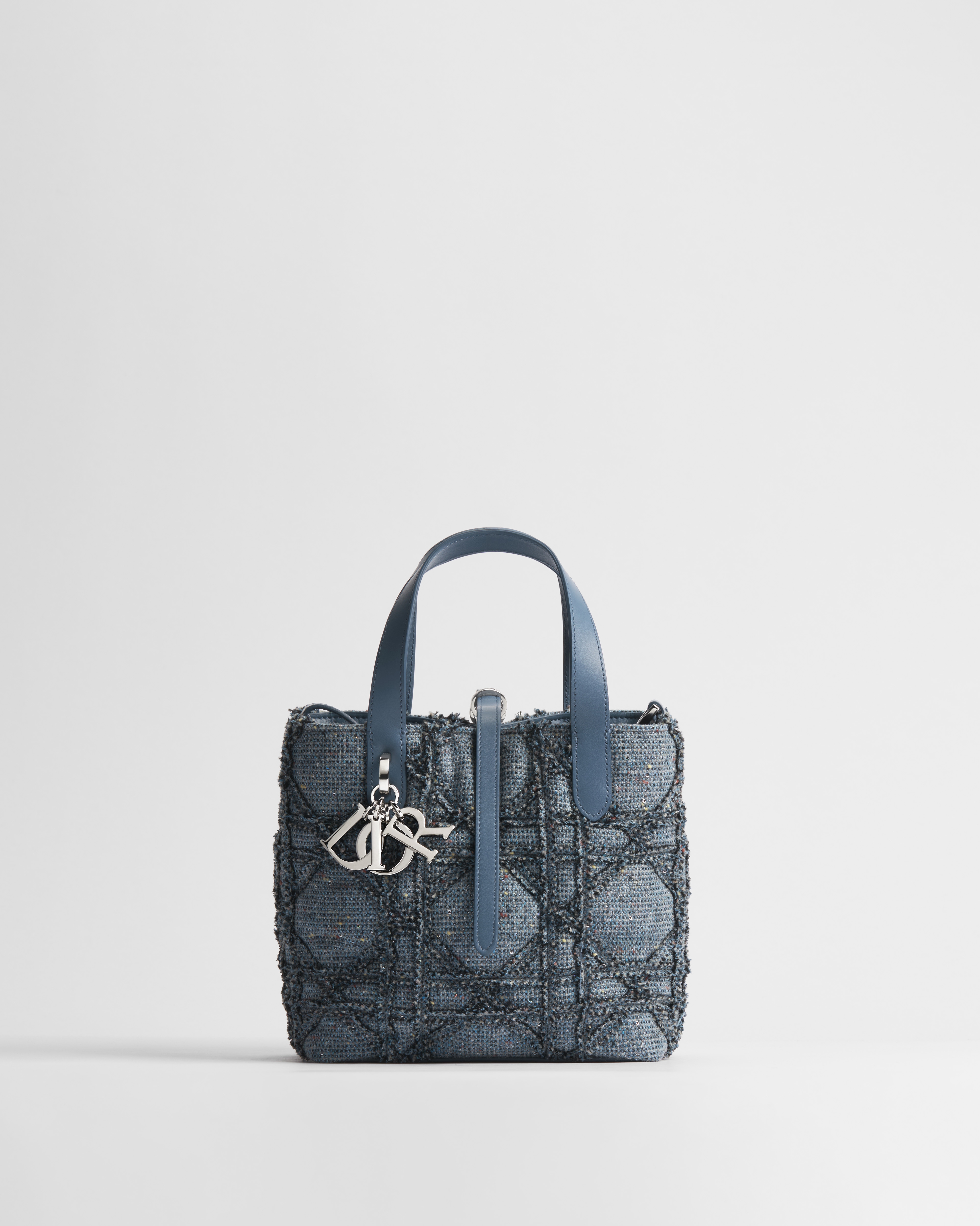 Borsa tote verticale piccola Dior Toujours Tweed Cannage celeste e multicolore con ricamo di paillettes E01
