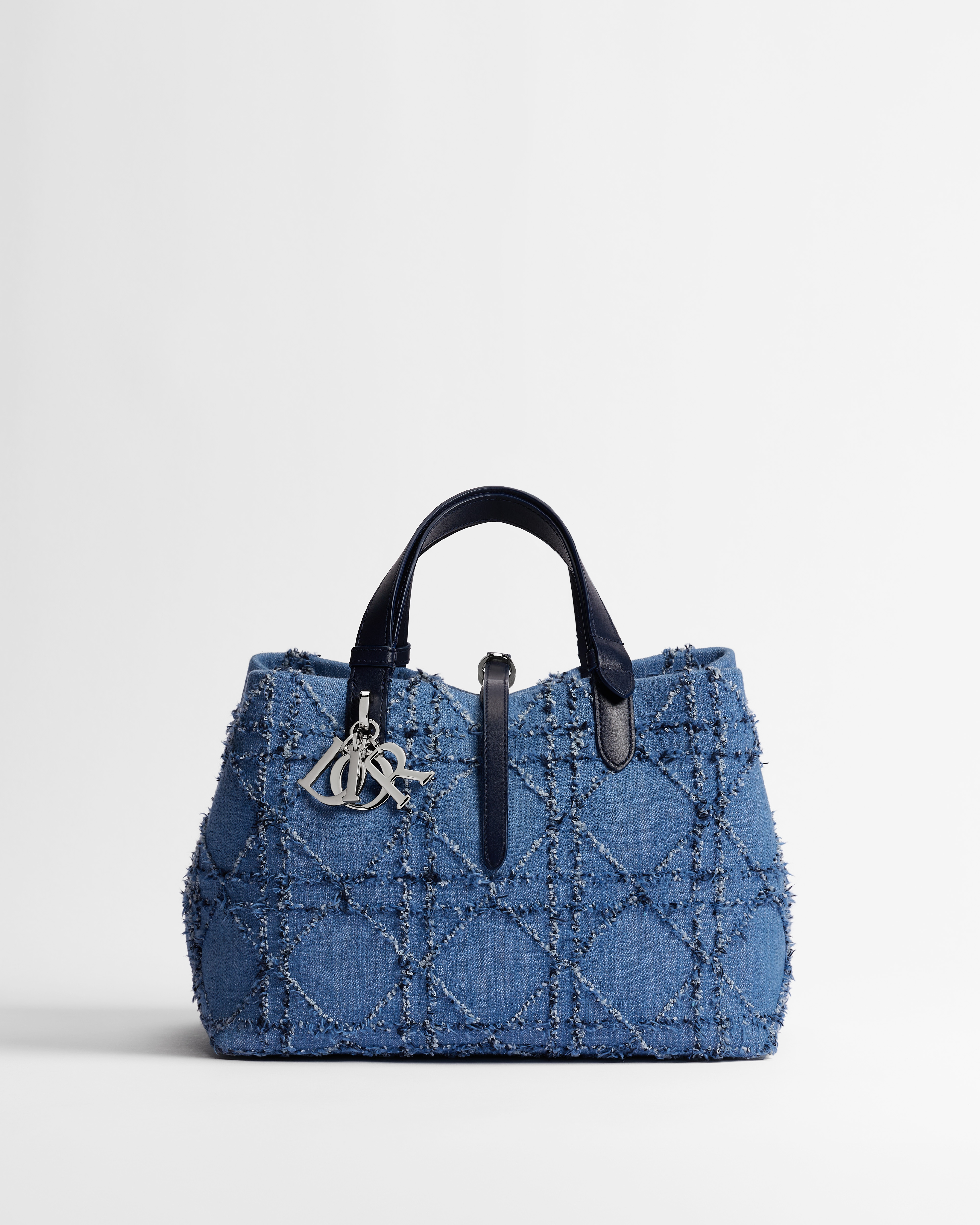 Dior Toujours 中型包 藍色和白色 Macrocannage 大籐格紋棉質圈圈紗 E01