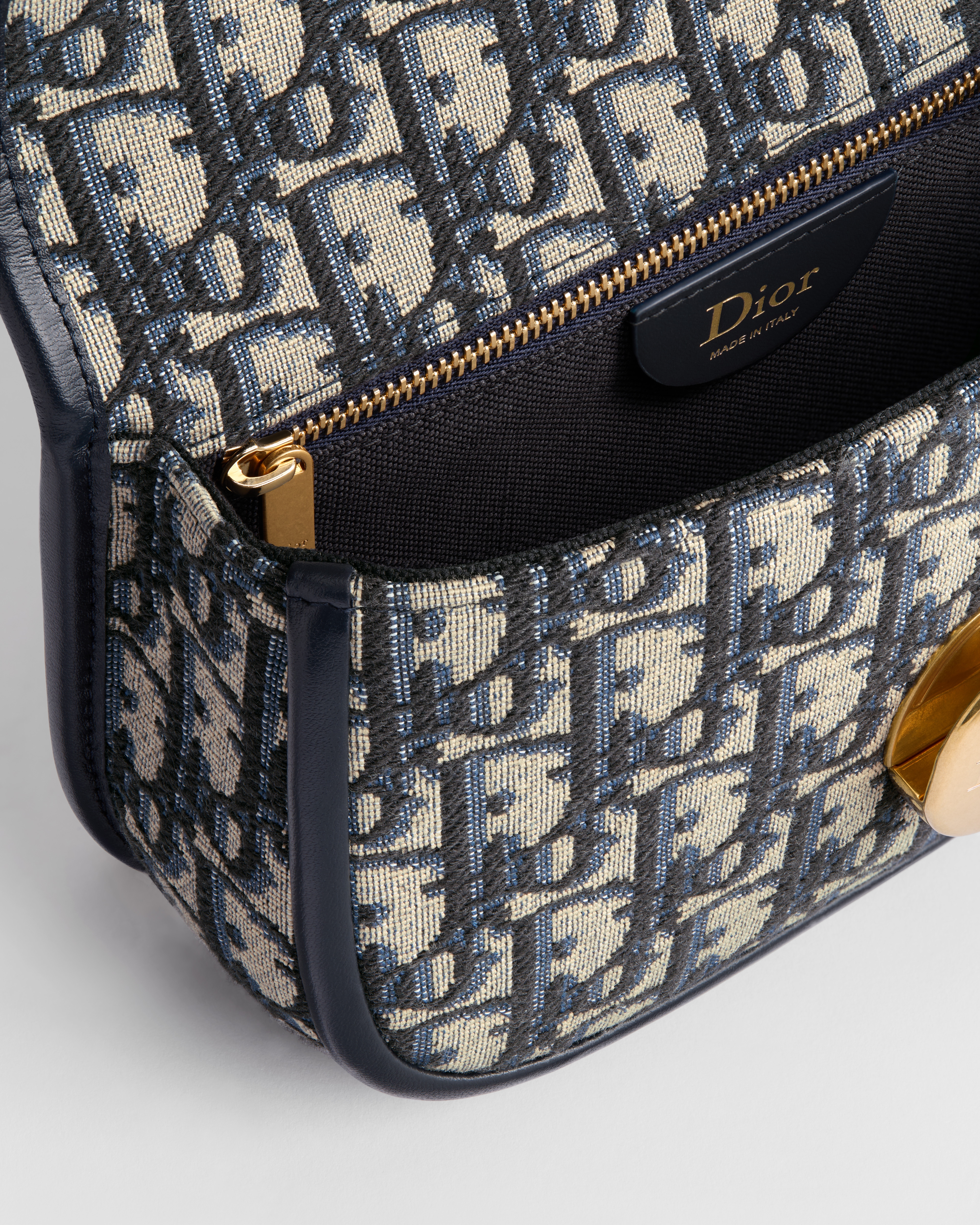 Bolsa com aba Dior Médaillon pequena com corrente Jacquard Dior Oblique azul E06