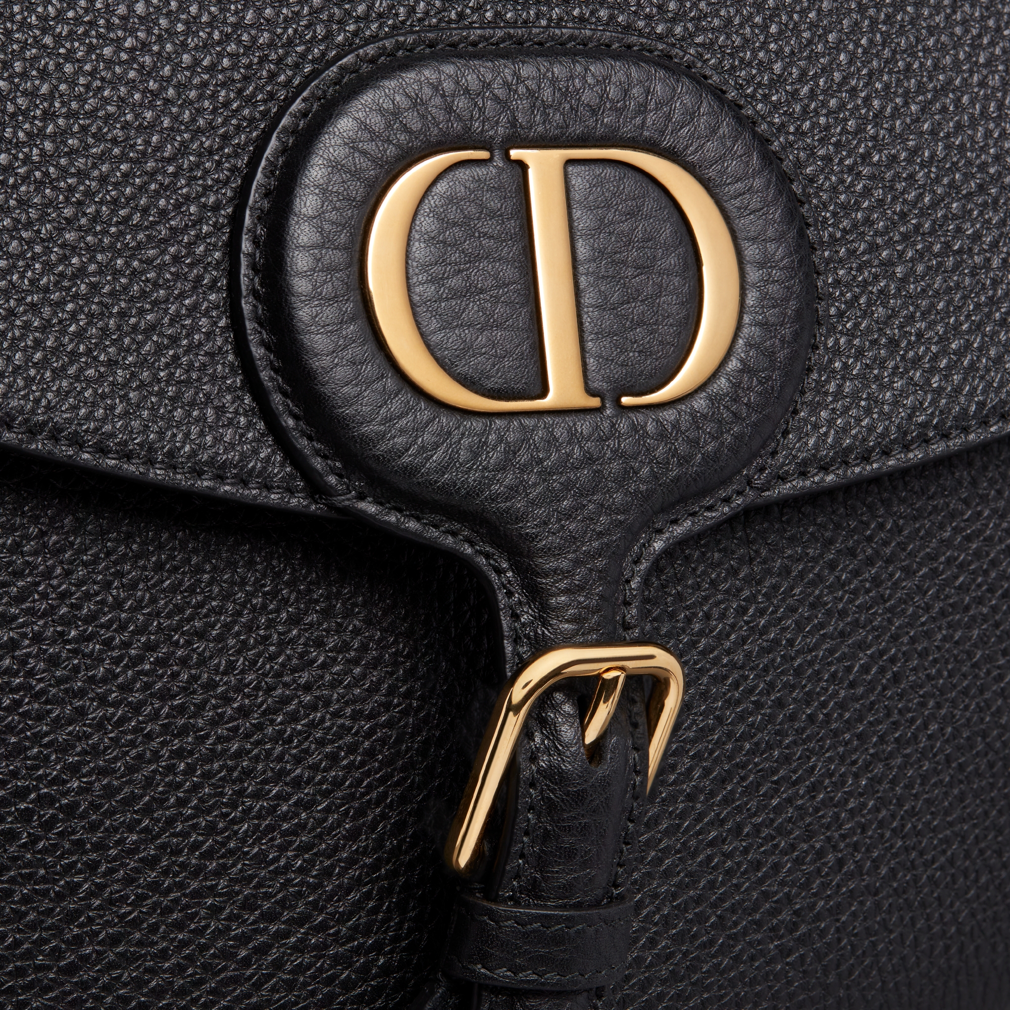 Bolso grande Dior Bobby Piel de becerro graneada negra con bandolera bordada con el motivo Dior Oblique azul E09