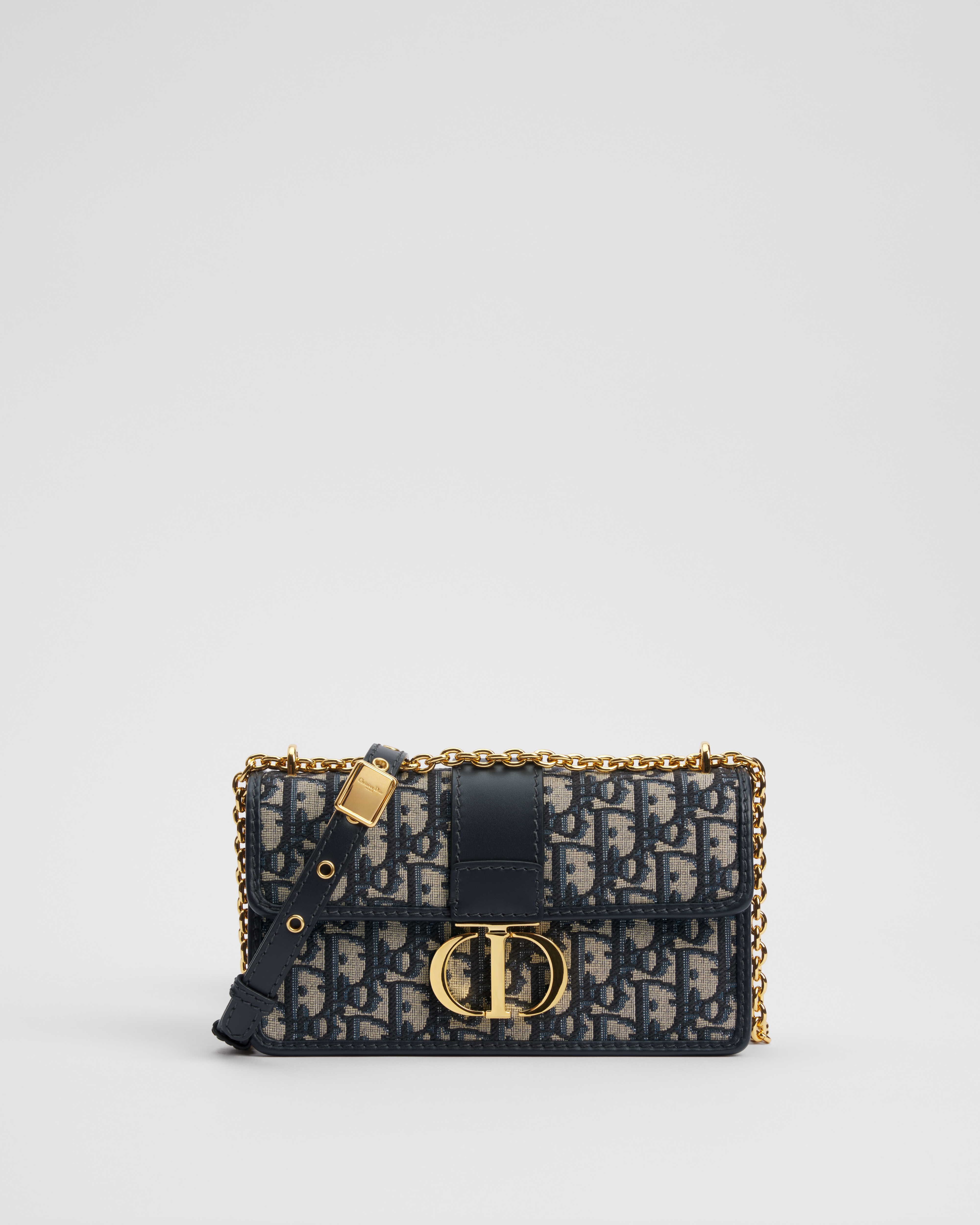 30 Montaigne East-West Tasche mit Kette Dior Oblique Jacquard in Blau E01