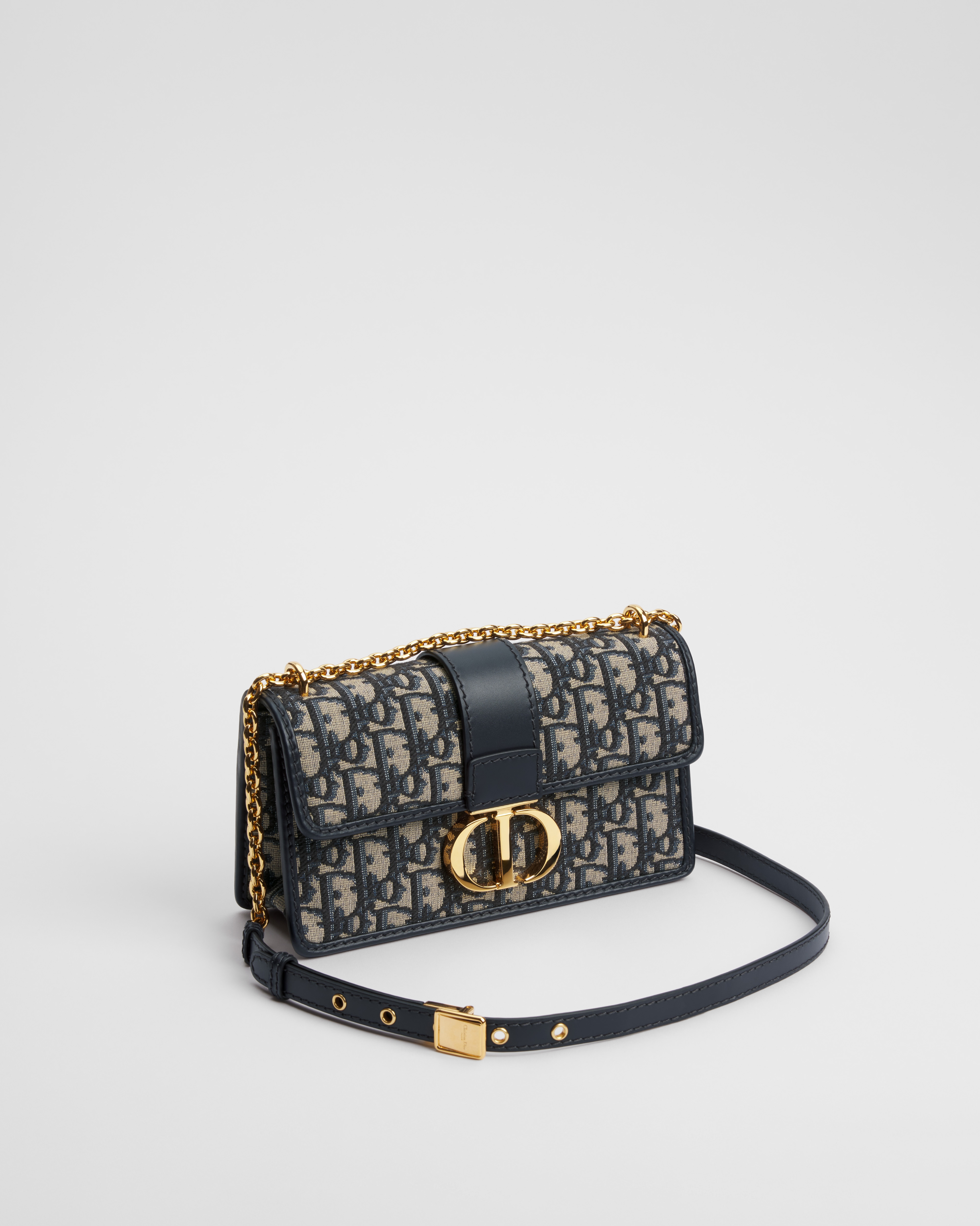 30 Montaigne East-West Tasche mit Kette Dior Oblique Jacquard in Blau E03