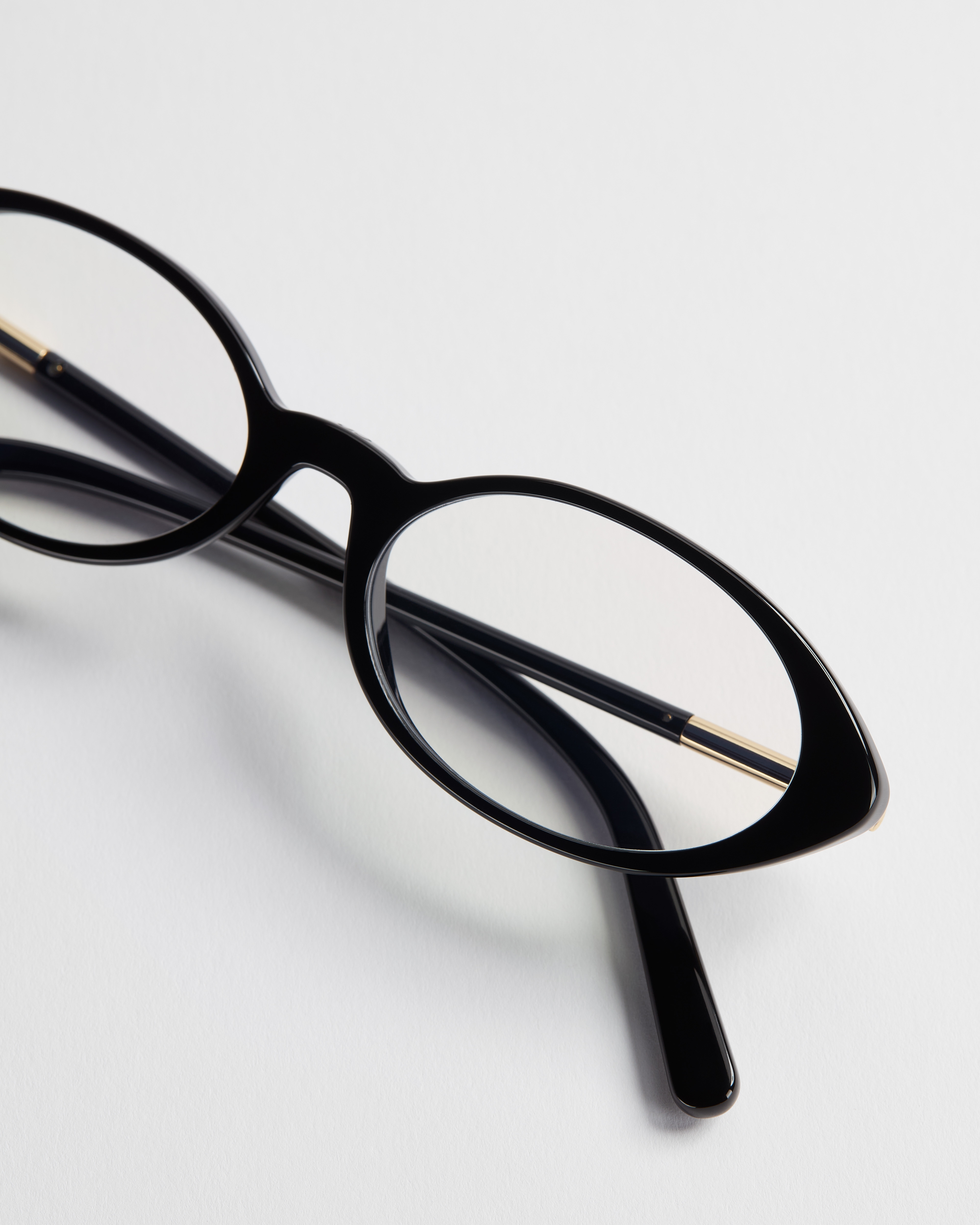 MiniCD R8I Zwarte ovale bril met blauwlichtfilter E06