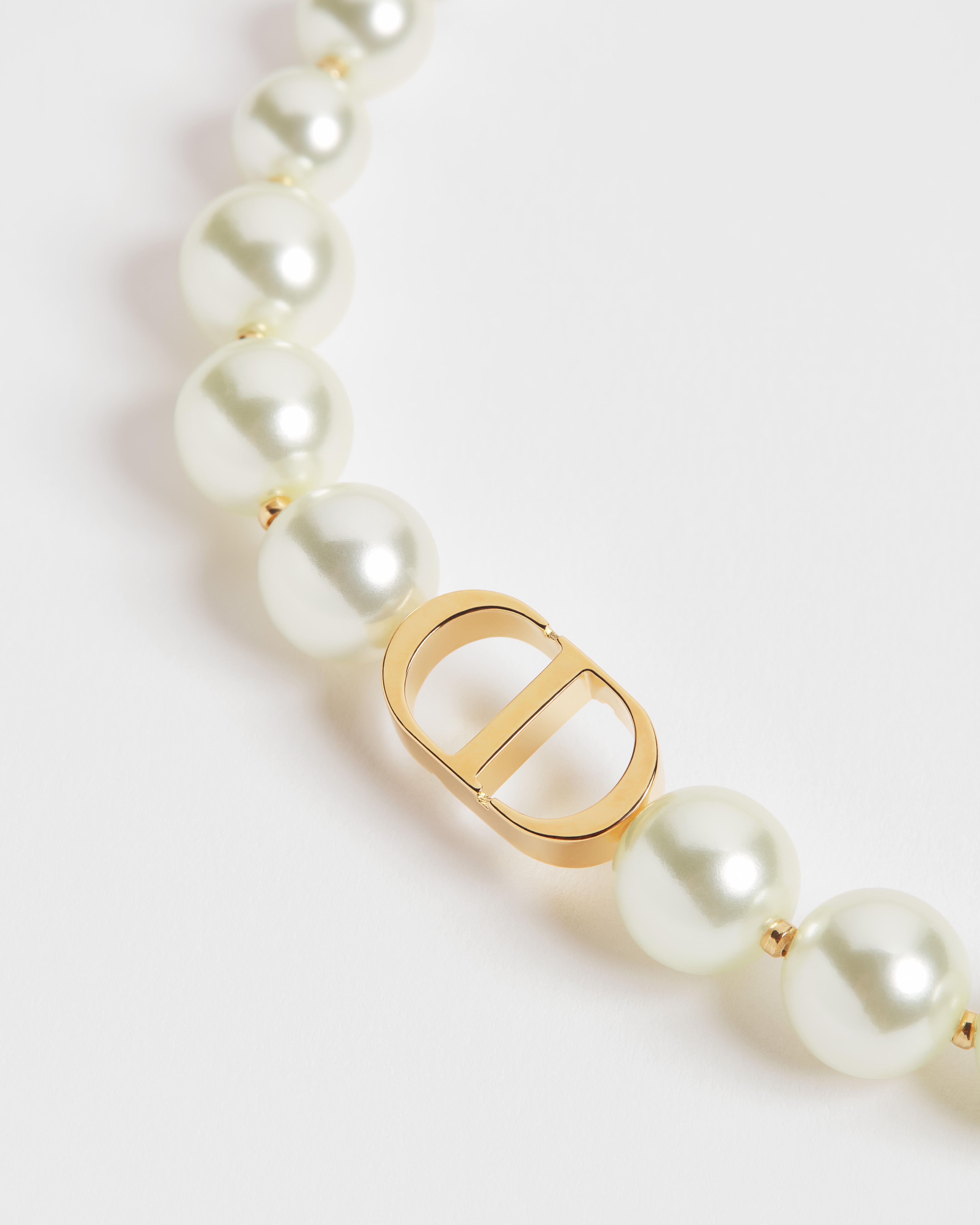 30 Montaigne Short Necklace Gold-Finish Metal and White Resin Pearls E09