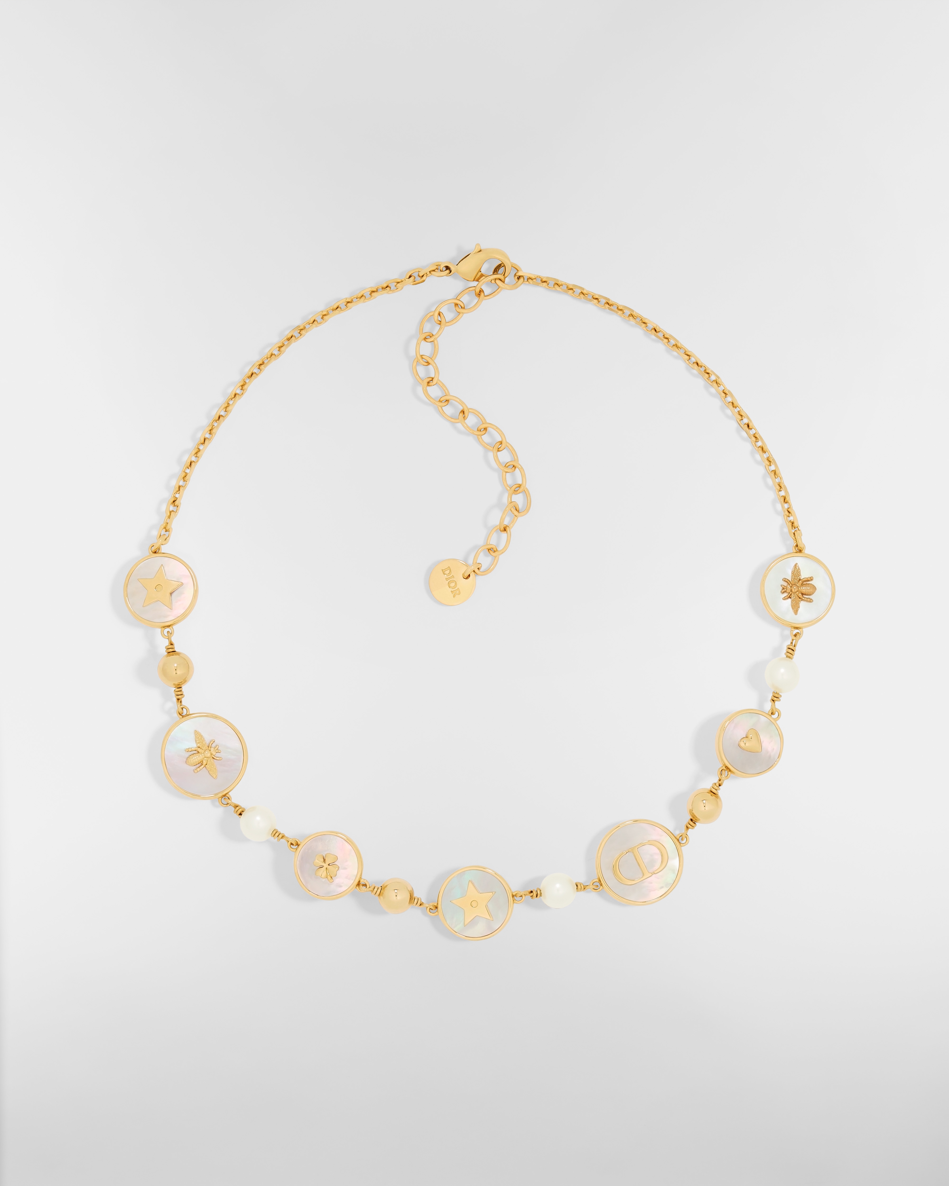 Korte D-Luck-ketting Metaal met goudkleurige afwerking, witte harsparels en wit parelmoer E01