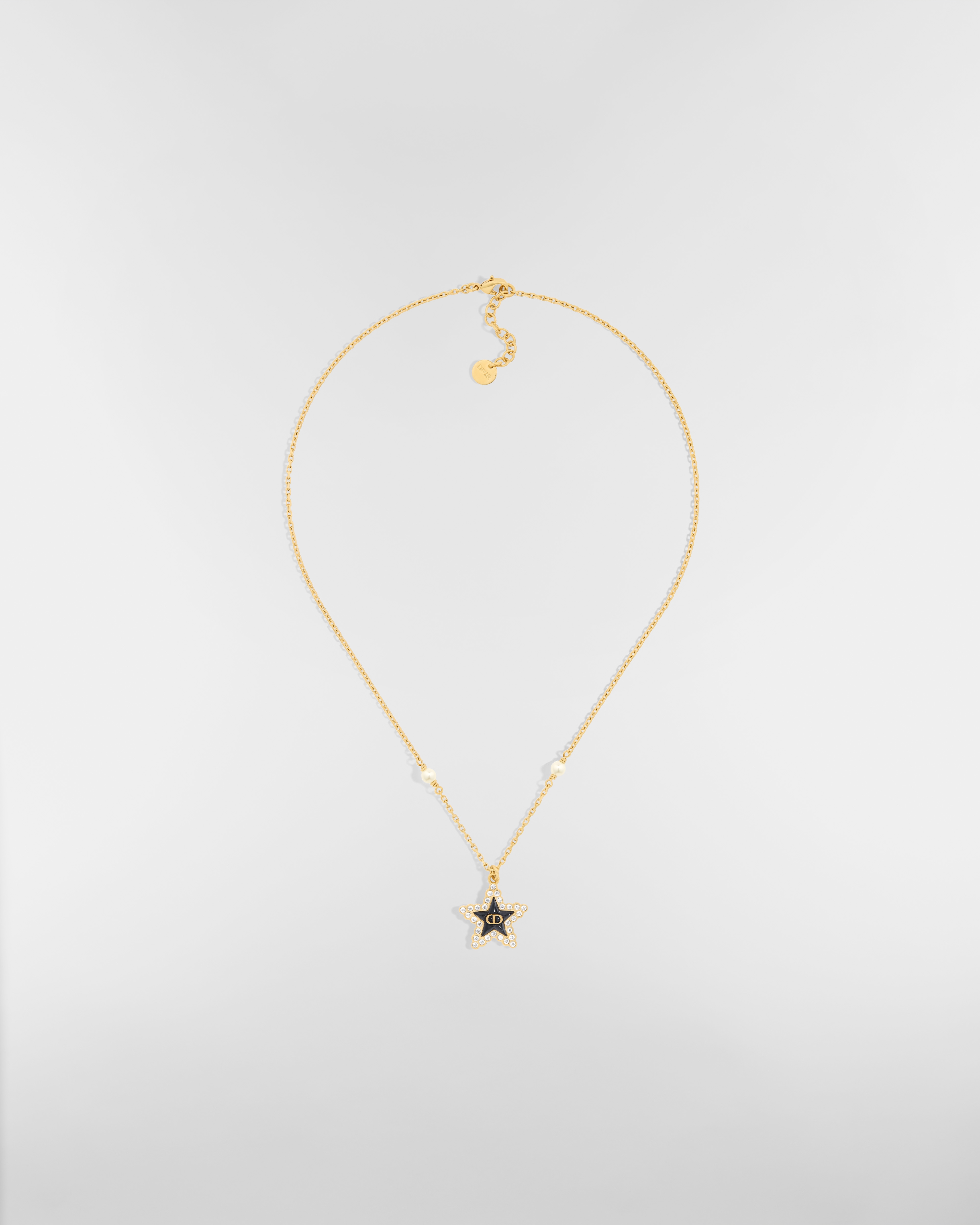 Petit CD Lucky Baroque-ketting Metaal met goudkleurige afwerking, witte harsparels, zilverkleurige kristallen en diep oceaanblauw glas E01