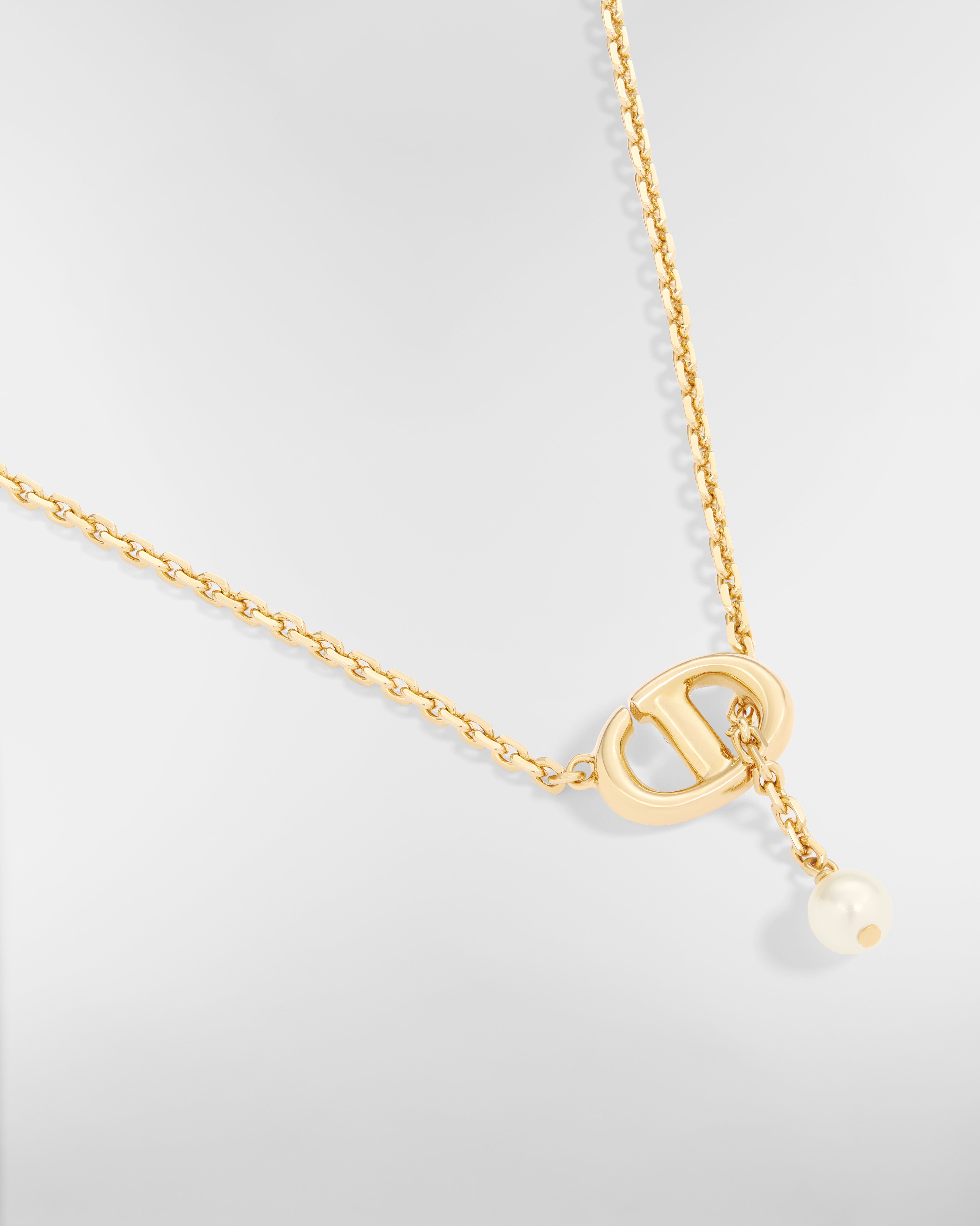 قلادة CD Navy معدن ذهبي ولؤلؤة من الراتنج الأبيض E09