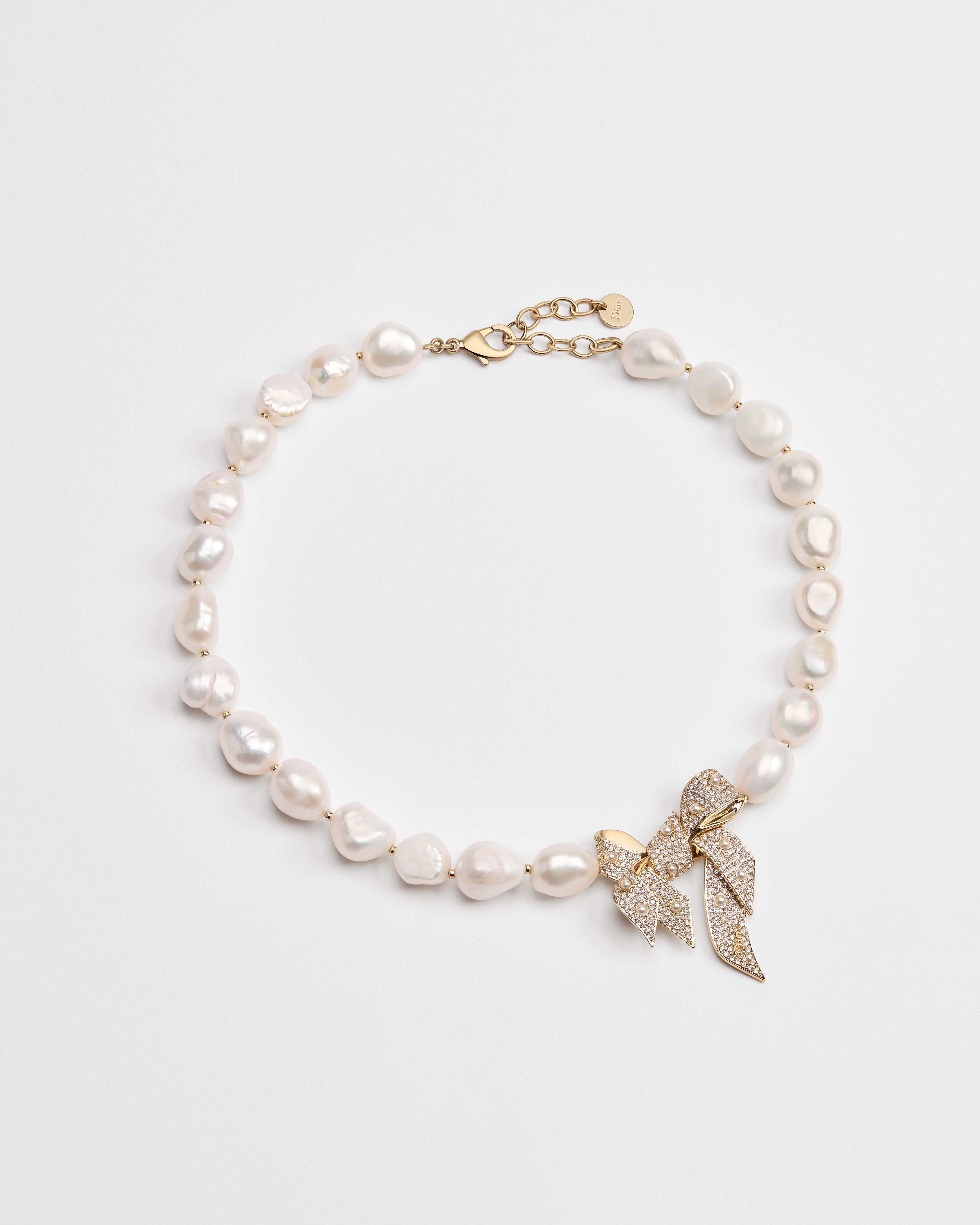 Dior Or – Dior Shiny Bow ネックレス メタル・レジンパール・クリスタル・淡水パール E01