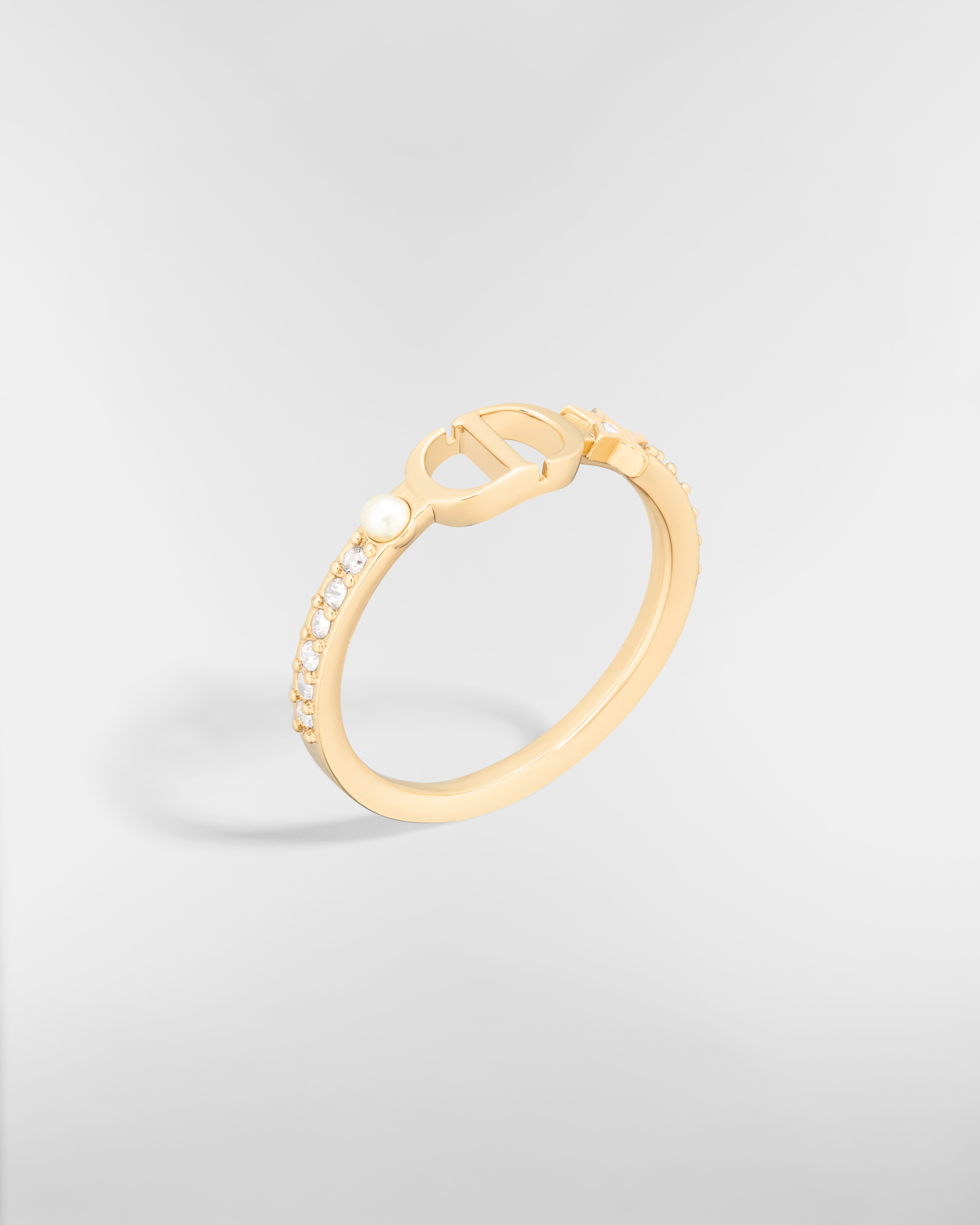 خاتم Petit CD Multi معدن ذهبي ولؤلؤة من الراتنج الأبيض وحبّات كريستال باللون الفضّي E03