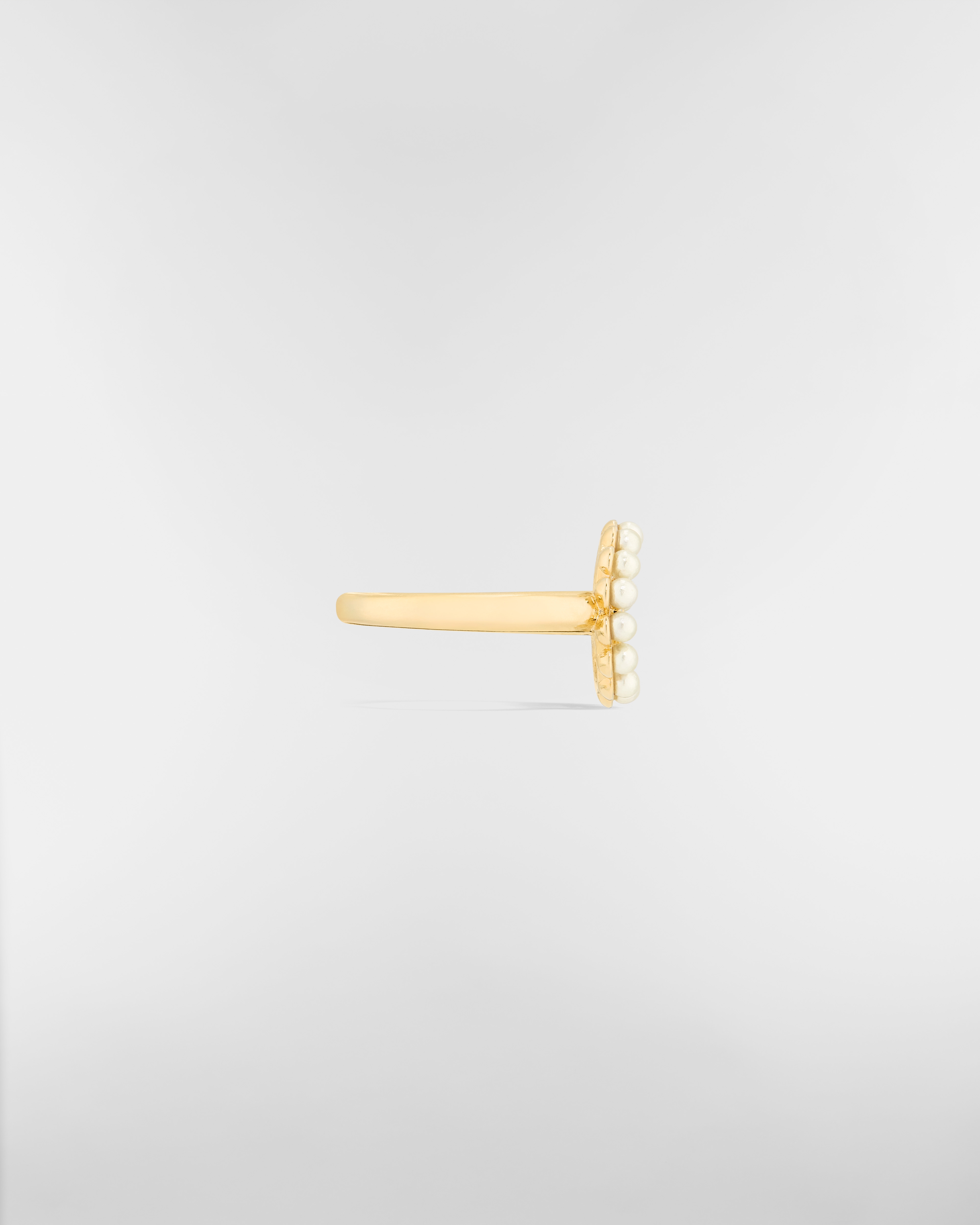 Anello Petit CD Circle Metallo con finitura color oro e perle in resina bianca E02