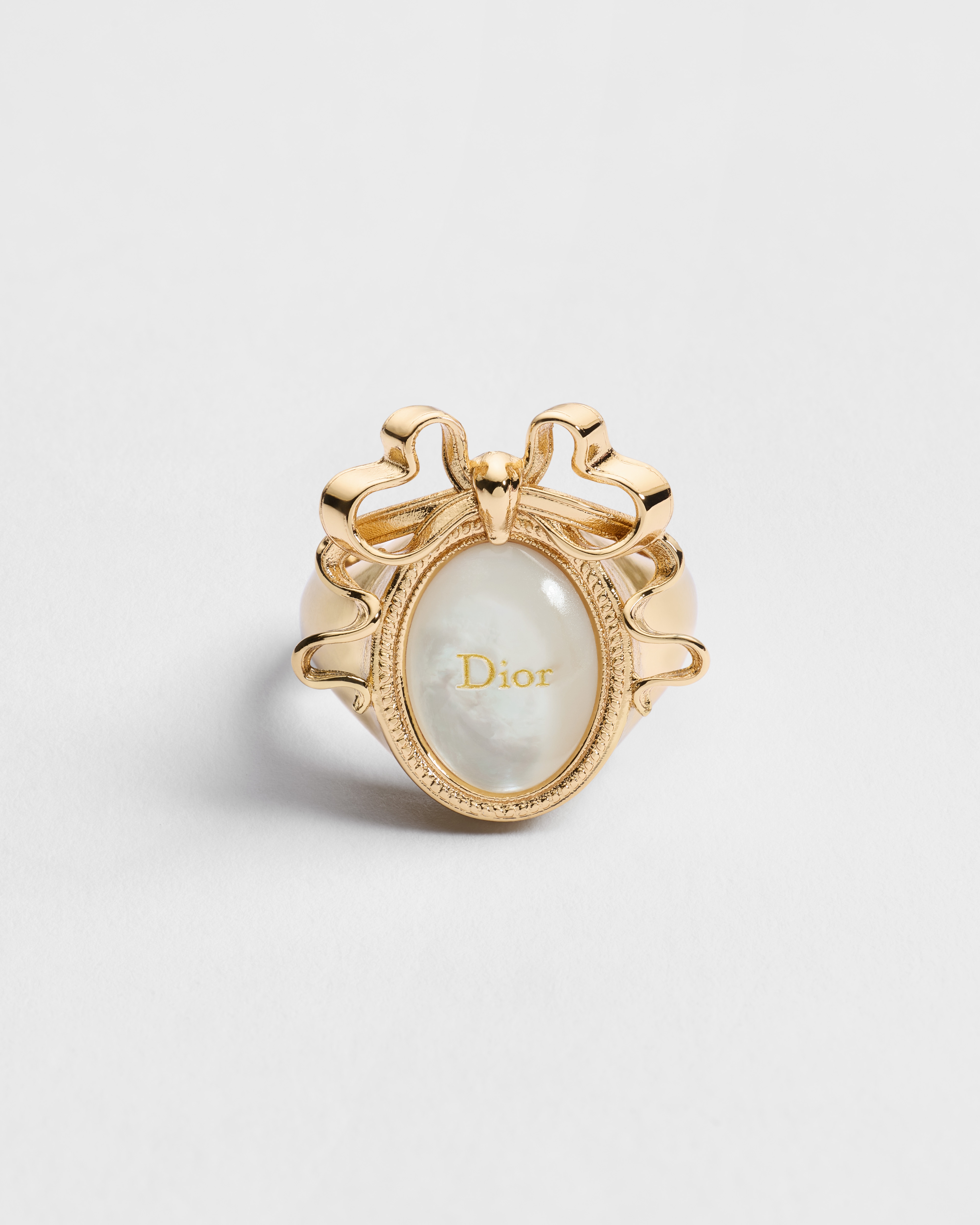 Bague Dior Médaillon Métal finition dorée et nacre blanche E01