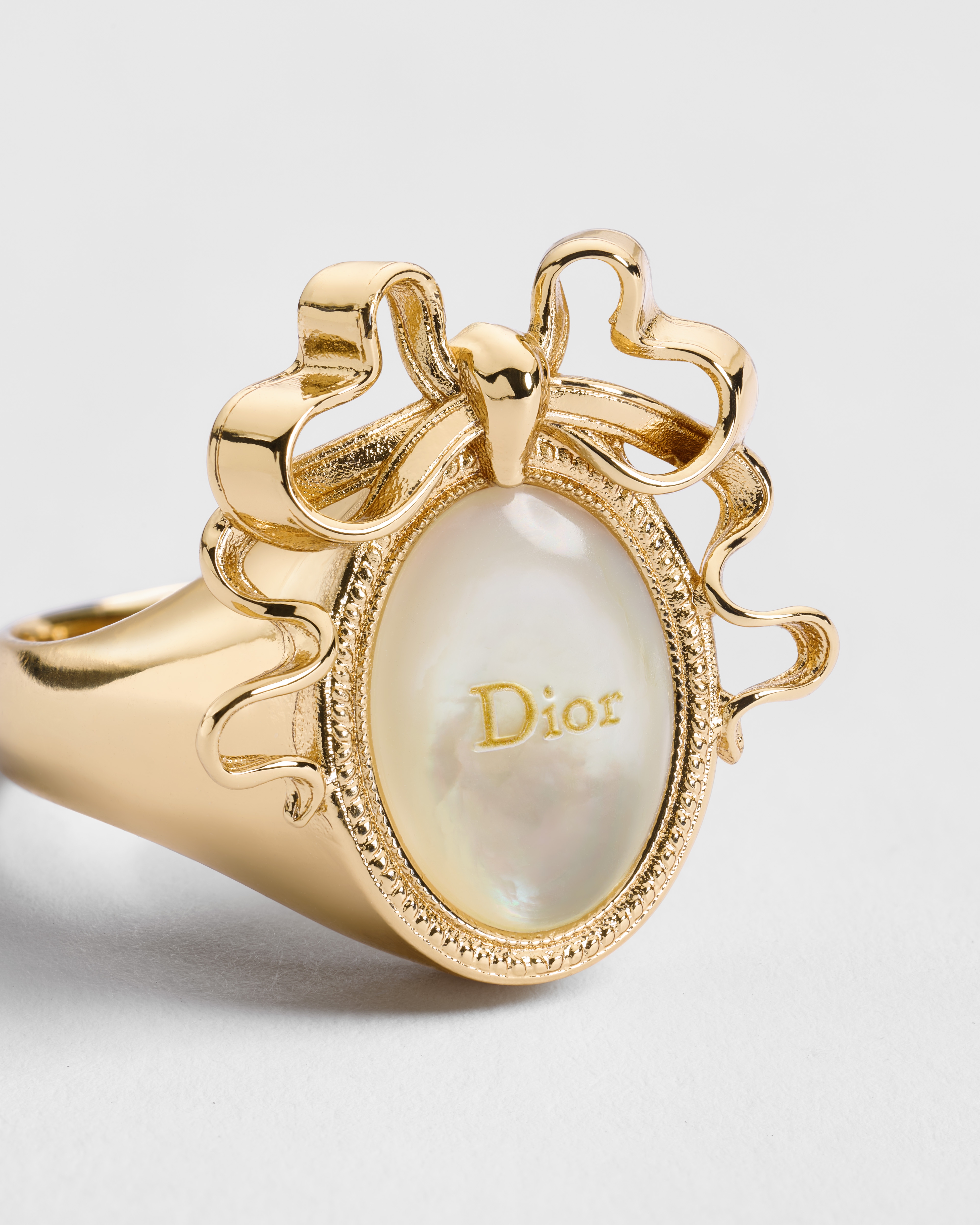 Bague Dior Médaillon Métal finition dorée et nacre blanche E09