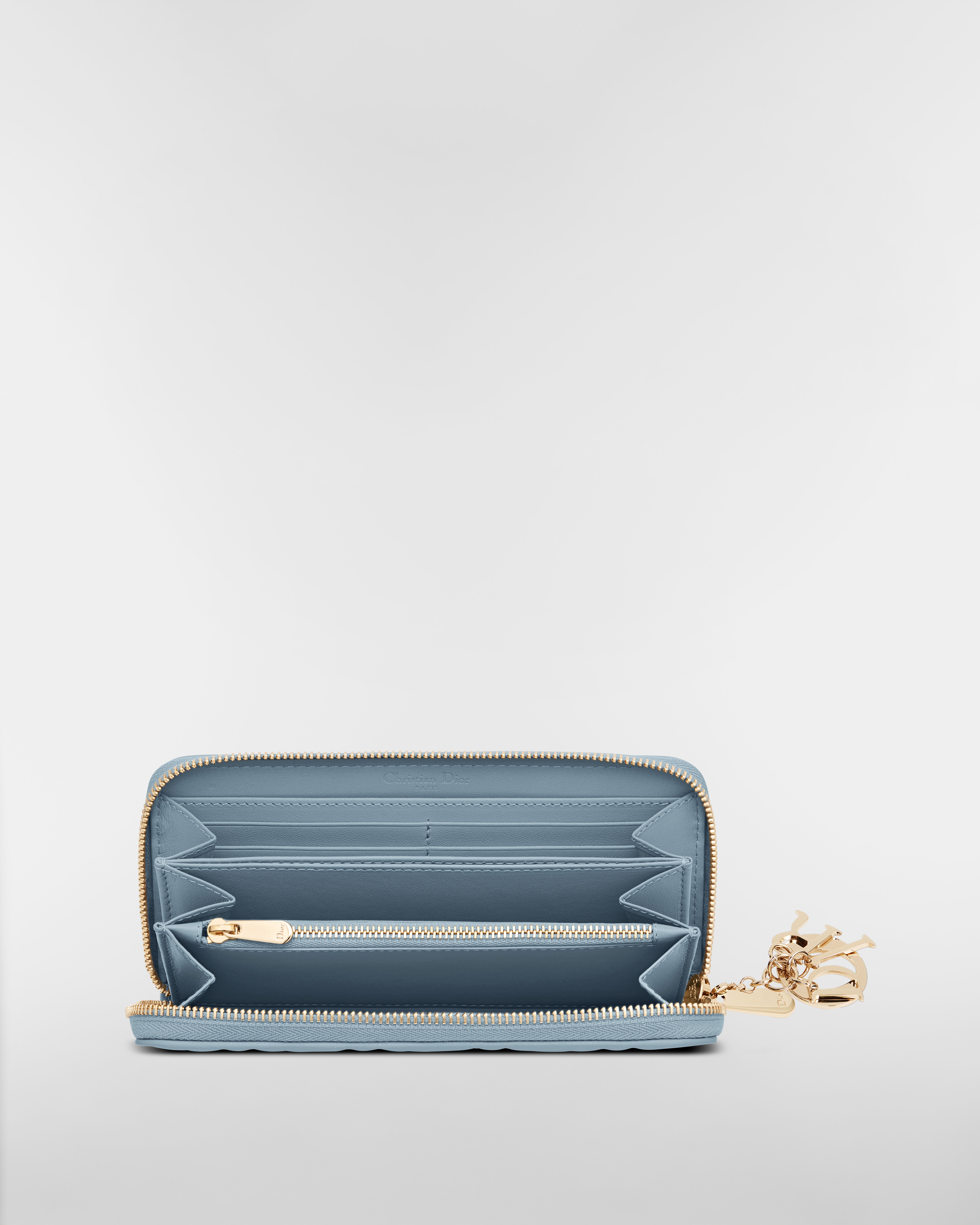 Lady Dior Voyageur 지갑 클라우드 블루 까나쥬 양가죽 E06