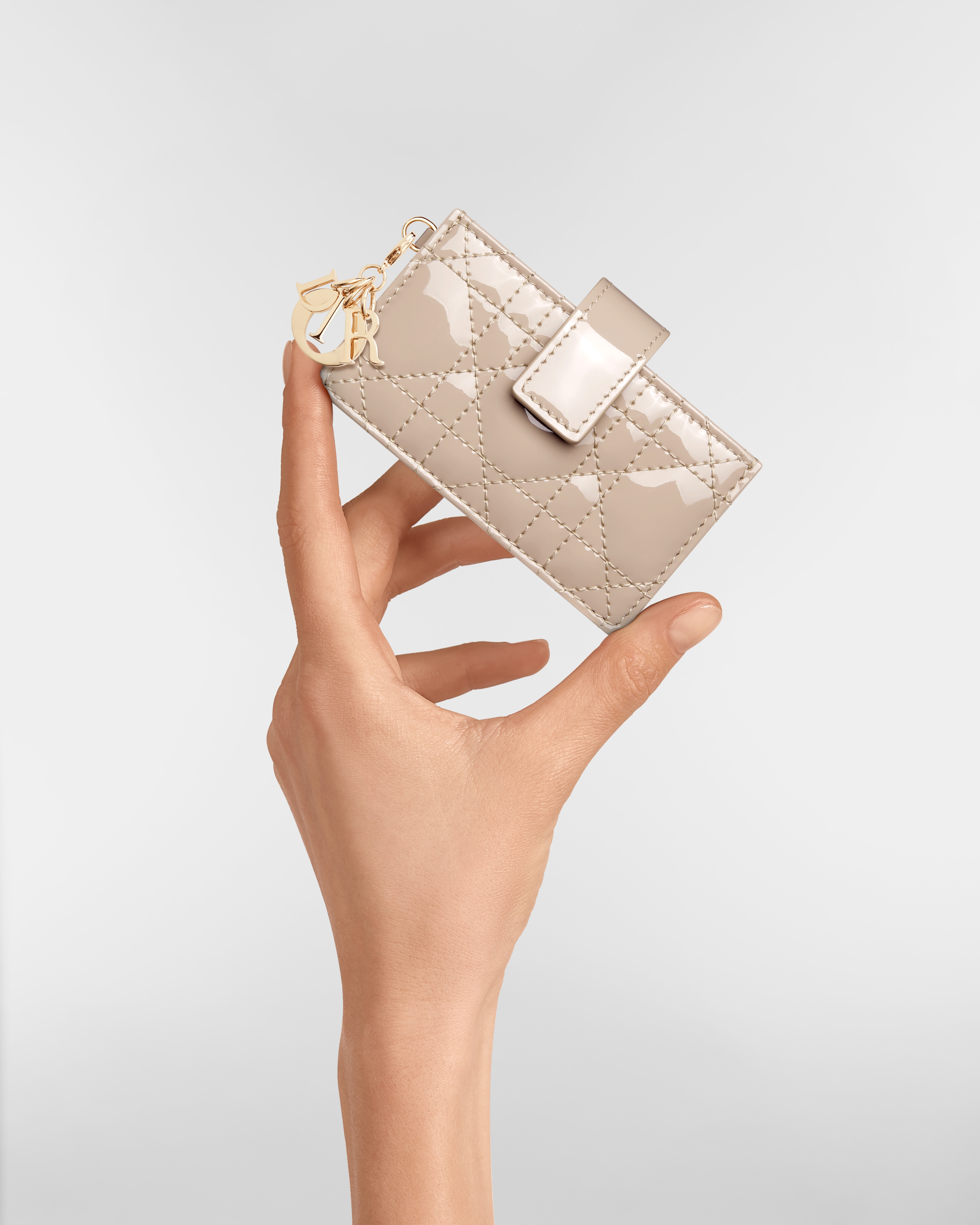 Lady Dior Jasmine 카드 지갑 파우더 베이지 페이턴트 까나쥬 송아지 가죽 E11