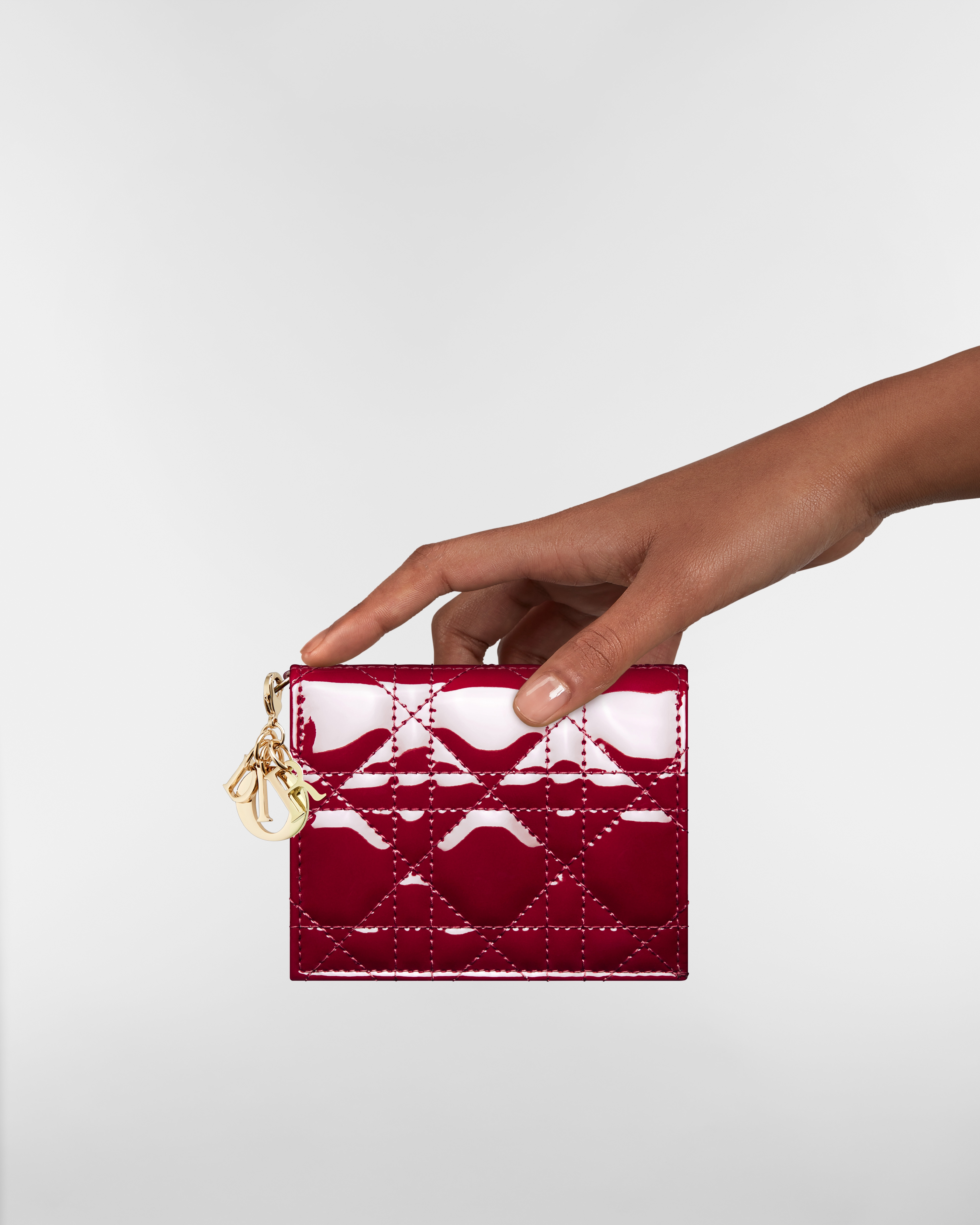 Cartera mini Lady Dior Gardenia Piel de becerro Cannage acharolada rojo cereza E11