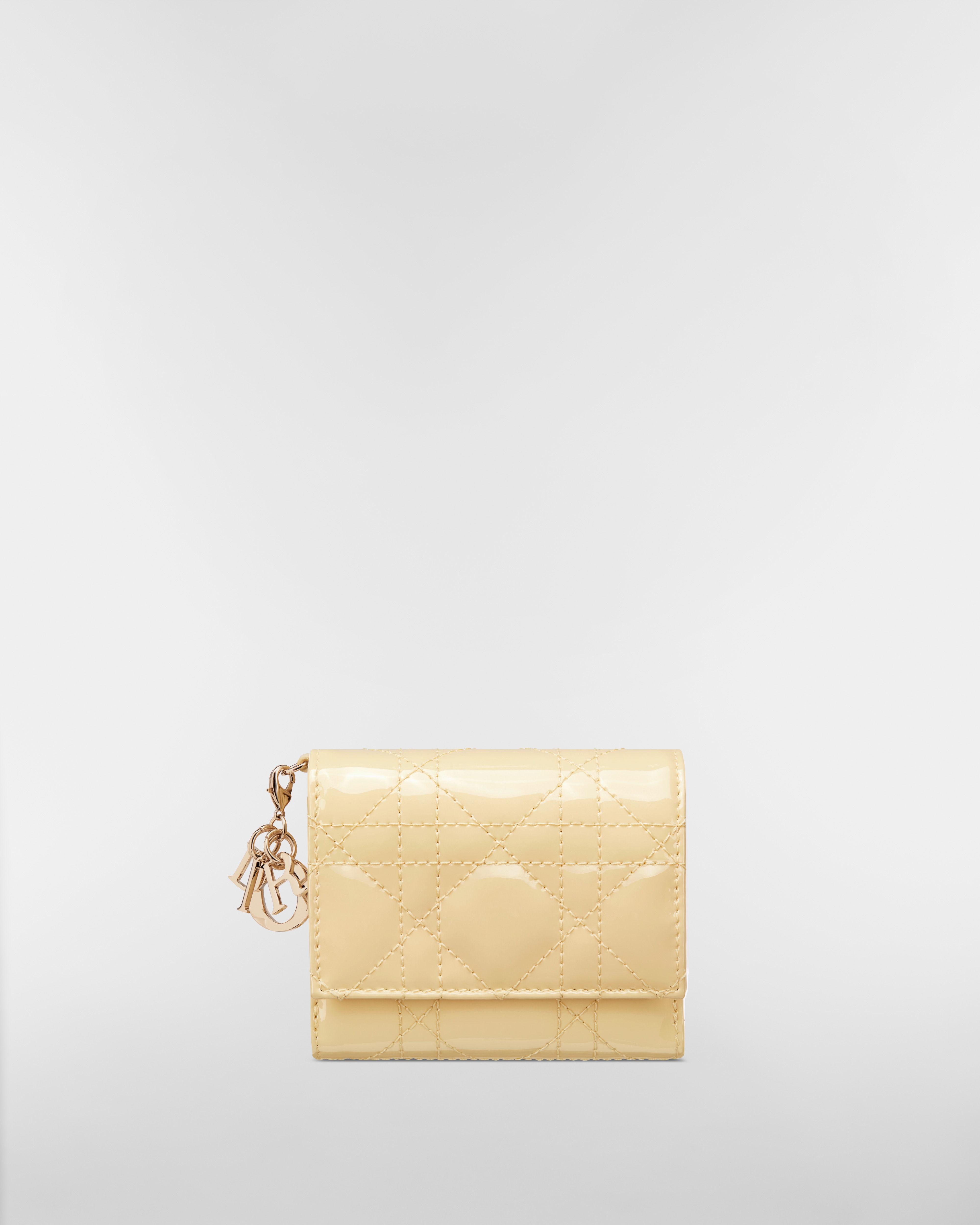 กระเป๋าสตางค์ Lady Dior Lotus หนังลูกวัวแบบหนังแก้วลาย Cannage สีเหลืองอ่อน E01