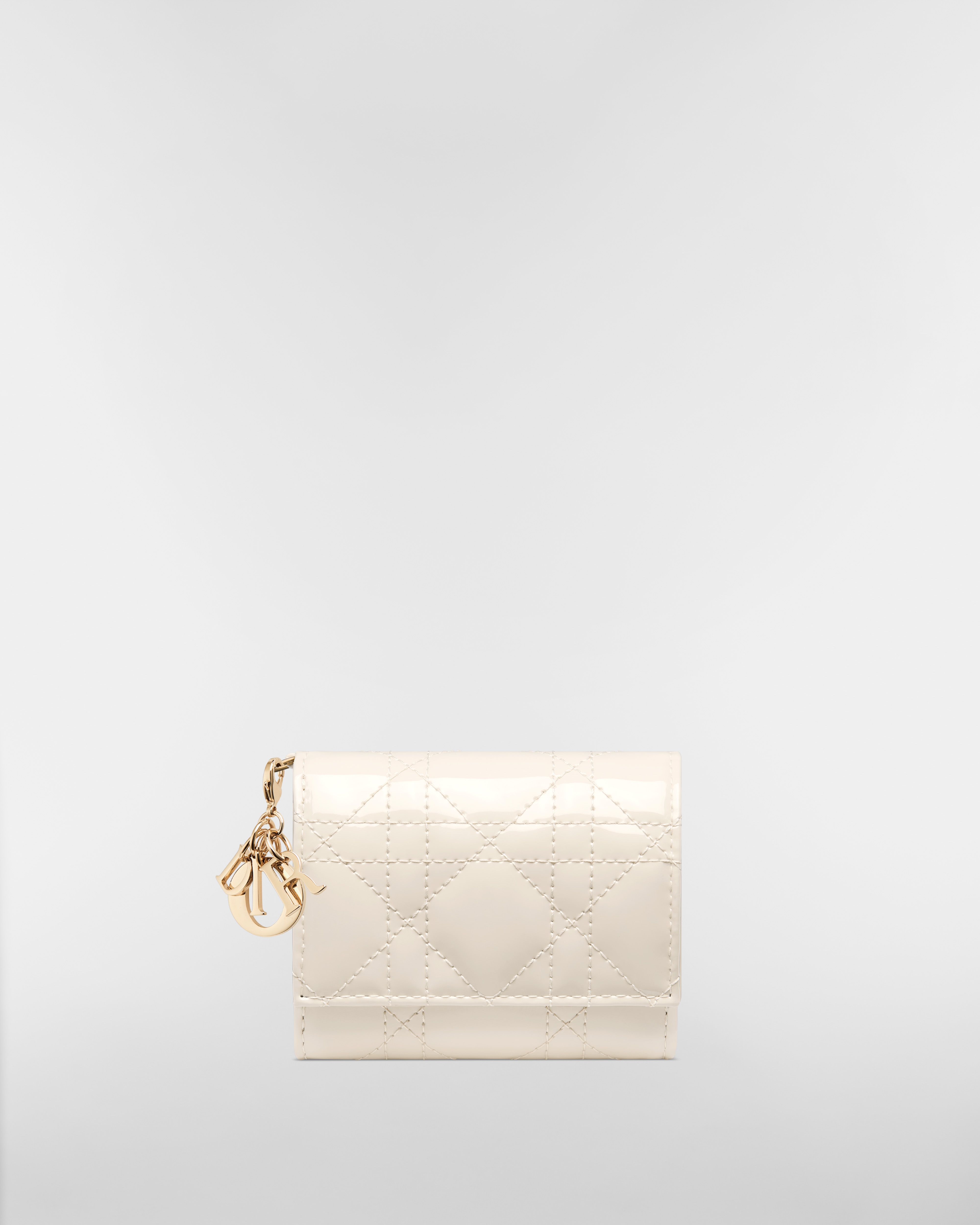 กระเป๋าสตางค์ Lady Dior Lotus หนังลูกวัวแบบหนังแก้วลาย Cannage สีขาวงาช้างโทนหม่น E01