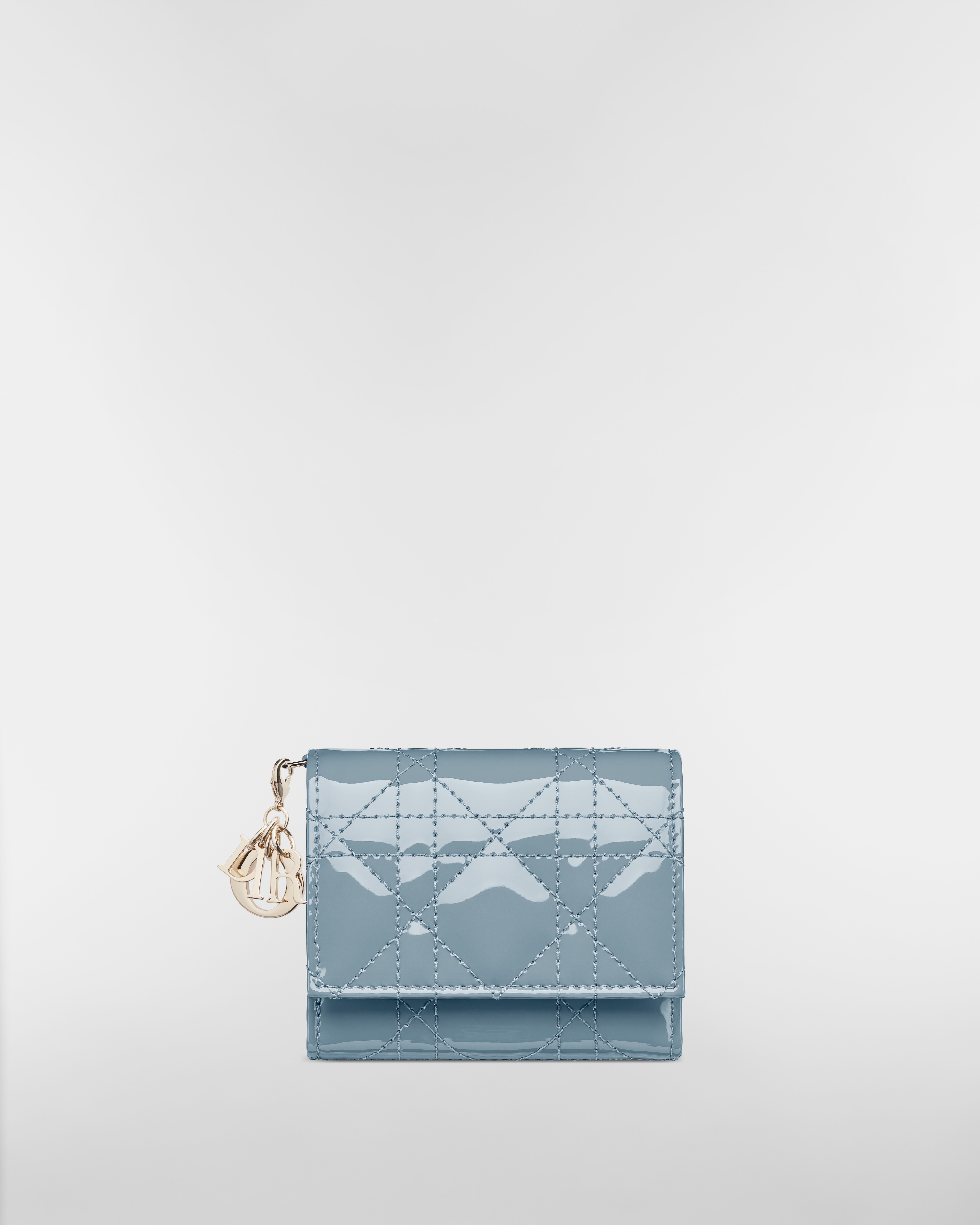 กระเป๋าสตางค์ Lady Dior Lotus หนังลูกวัวแบบหนังแก้วลาย Cannage สีฟ้าคลาวด์บลู E01