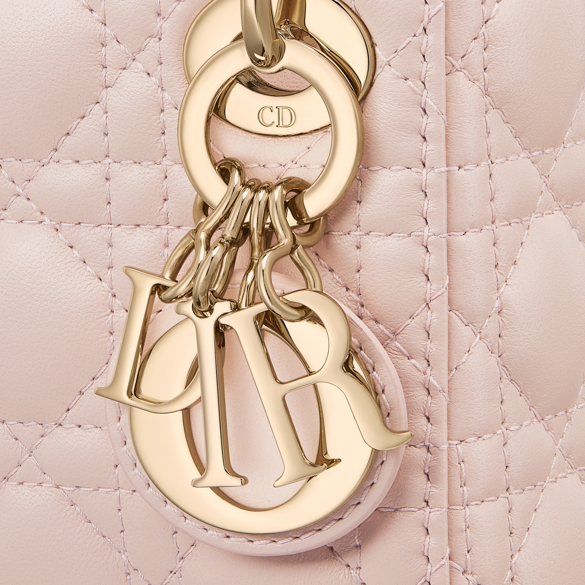 حقيبة Lady Dior بحجم مايكرو جلد الخروف مع نمط كاناج باللون الزهري الناعم E09