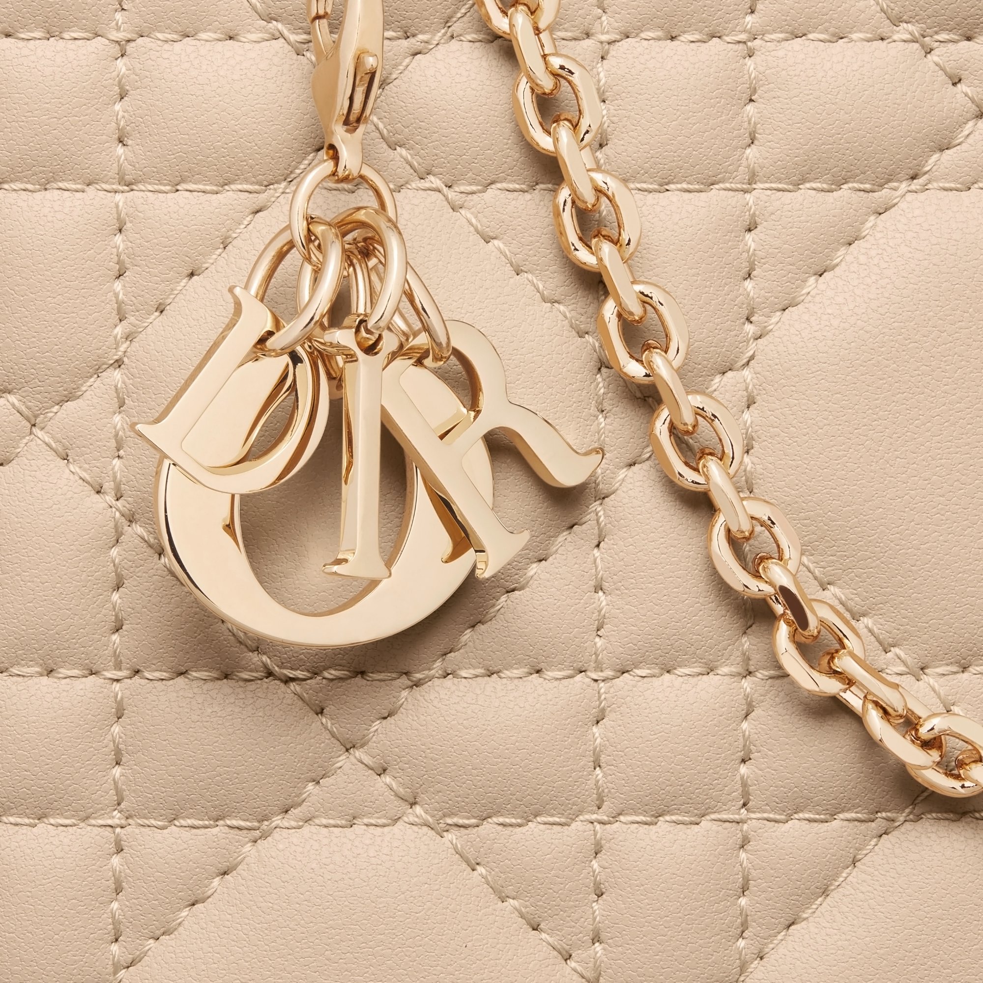 Dior ベージュ カナージュキルティング フォンフォルダーバッグ