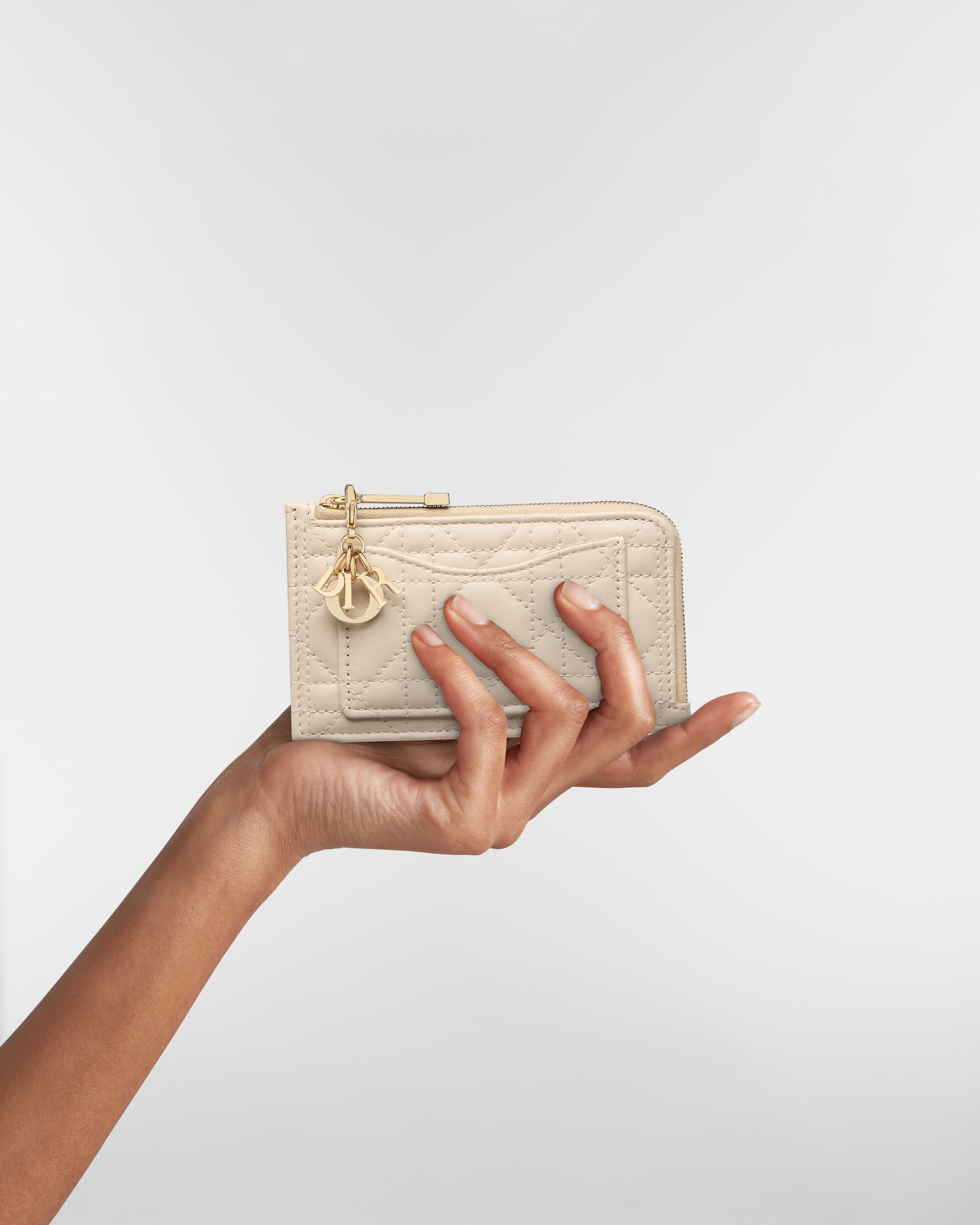 Lady Dior Cosmos 拉鍊卡夾 煙象牙色 Cannage 籐格紋羊皮 E11