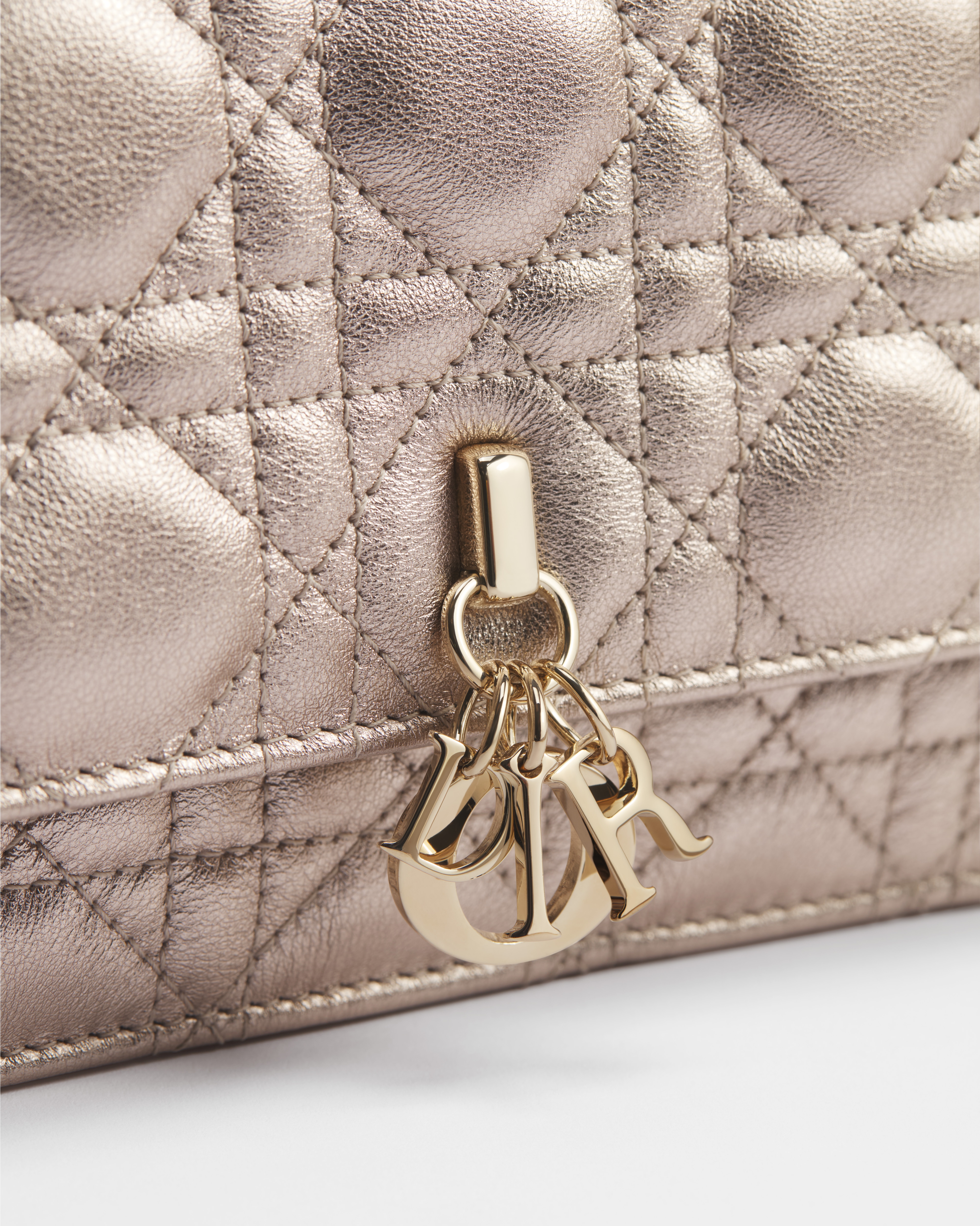 My Dior 미니 백 메탈릭 페일 골드 톤 까나쥬 송아지 가죽 E10