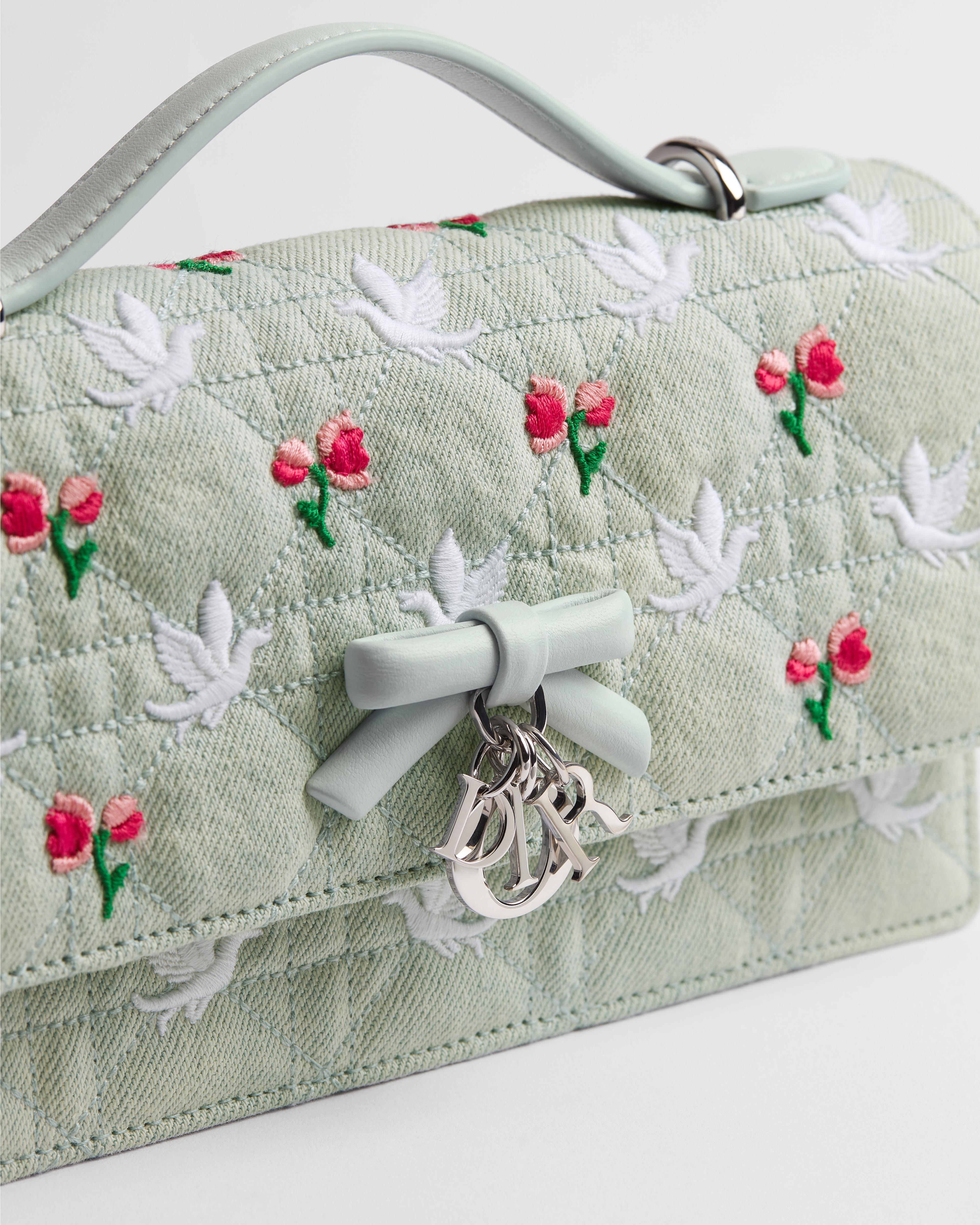 My Dior-minitas uit de Dioramour-lijn Blauw Cannage-denim geborduurd met het veelkleurige Doves & Roses-motief E10