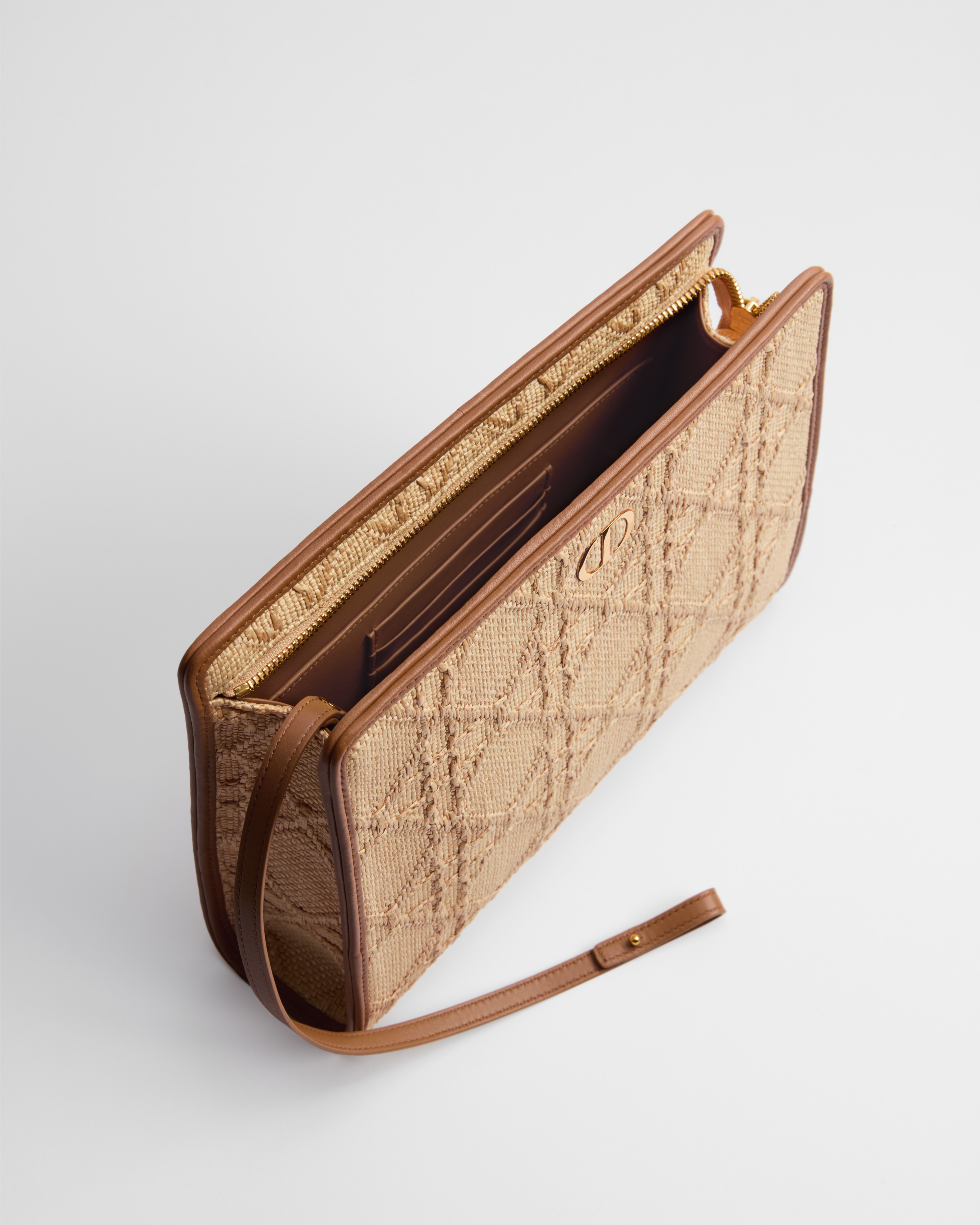30 Montaigne Dea Pouch