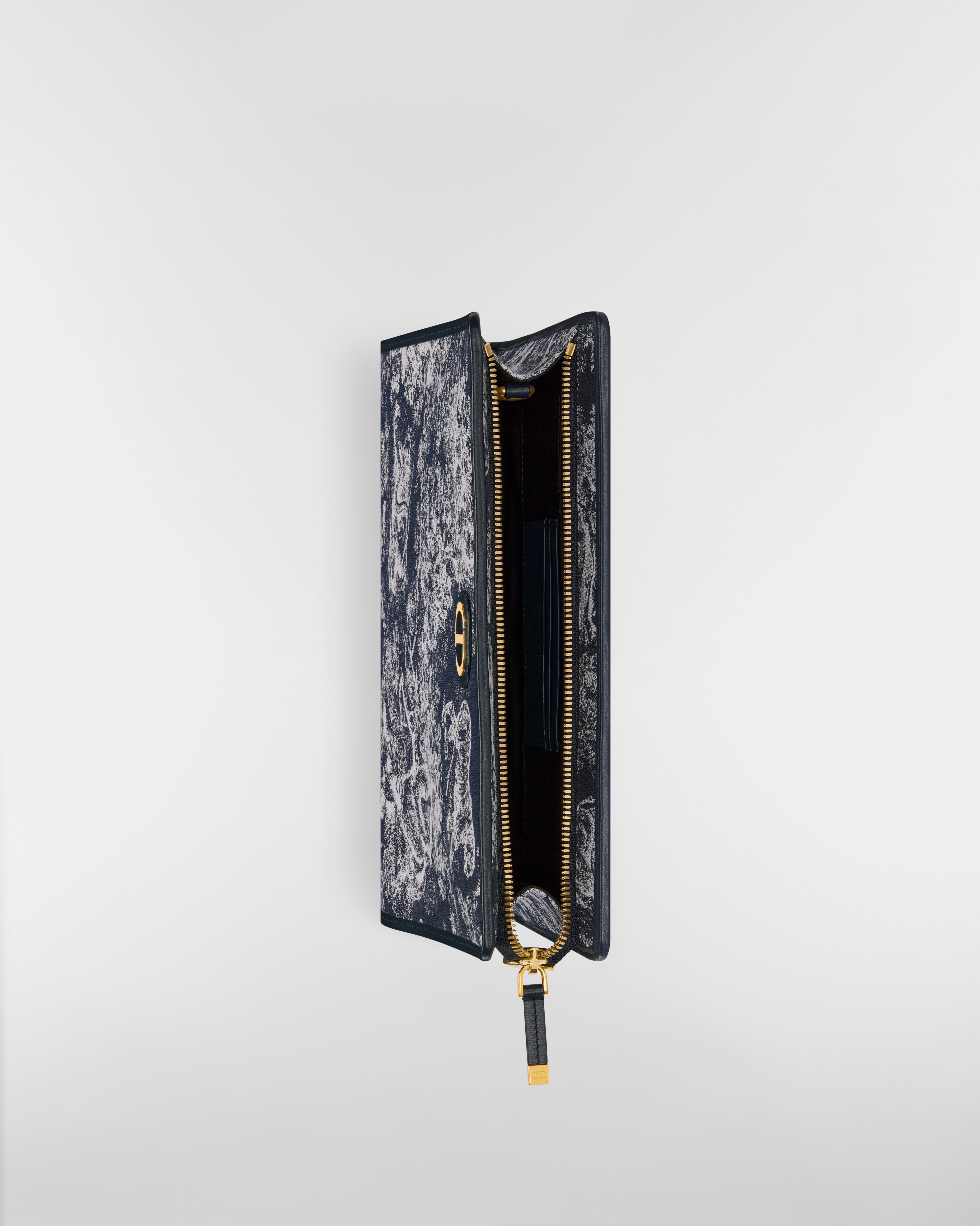30 Montaigne Dea Pouch