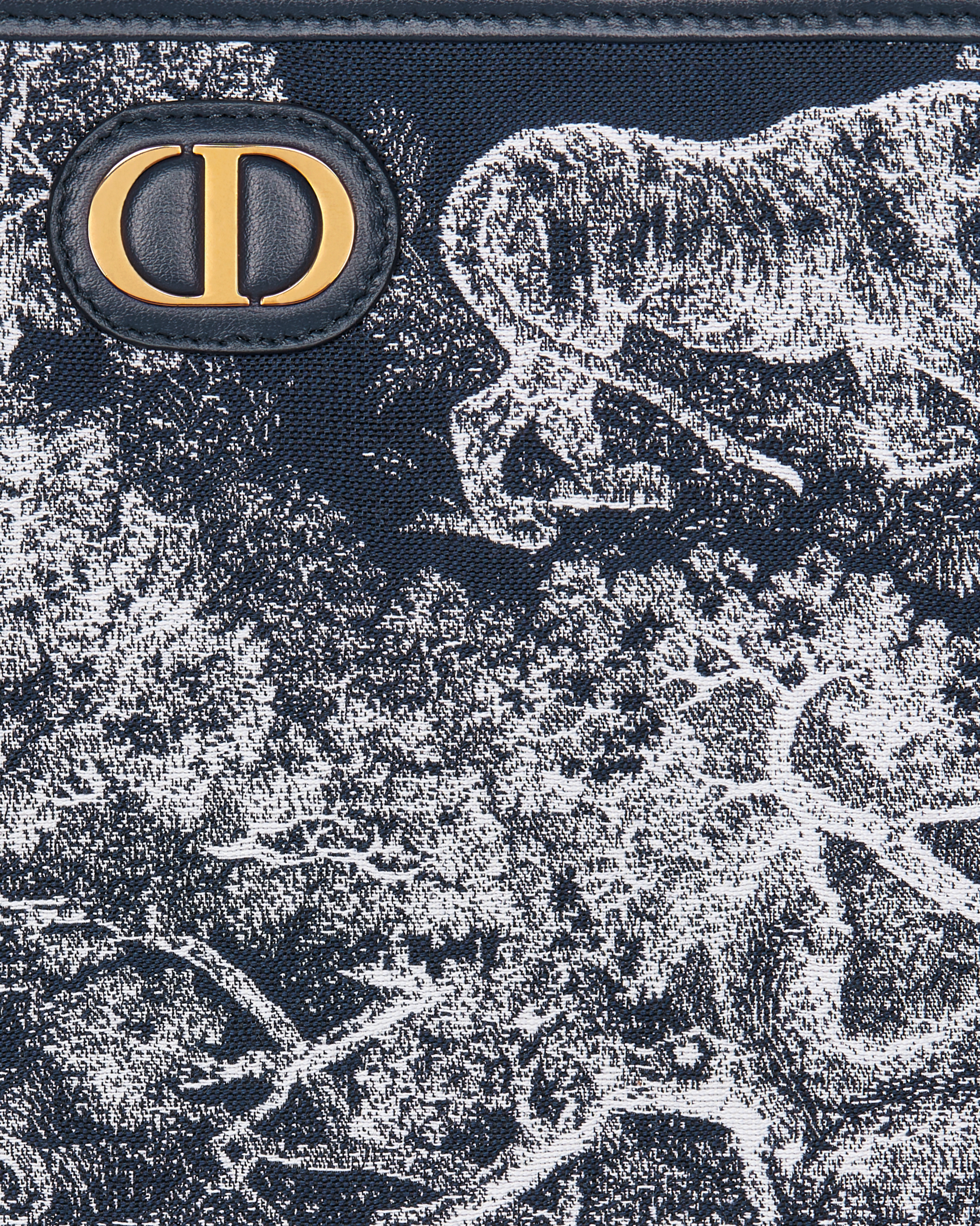 กระเป๋าเพาช์ 30 Montaigne Dea ผ้าแจ็กการ์ดลาย Toile de Jouy Reverse สีน้ำเงิน E09