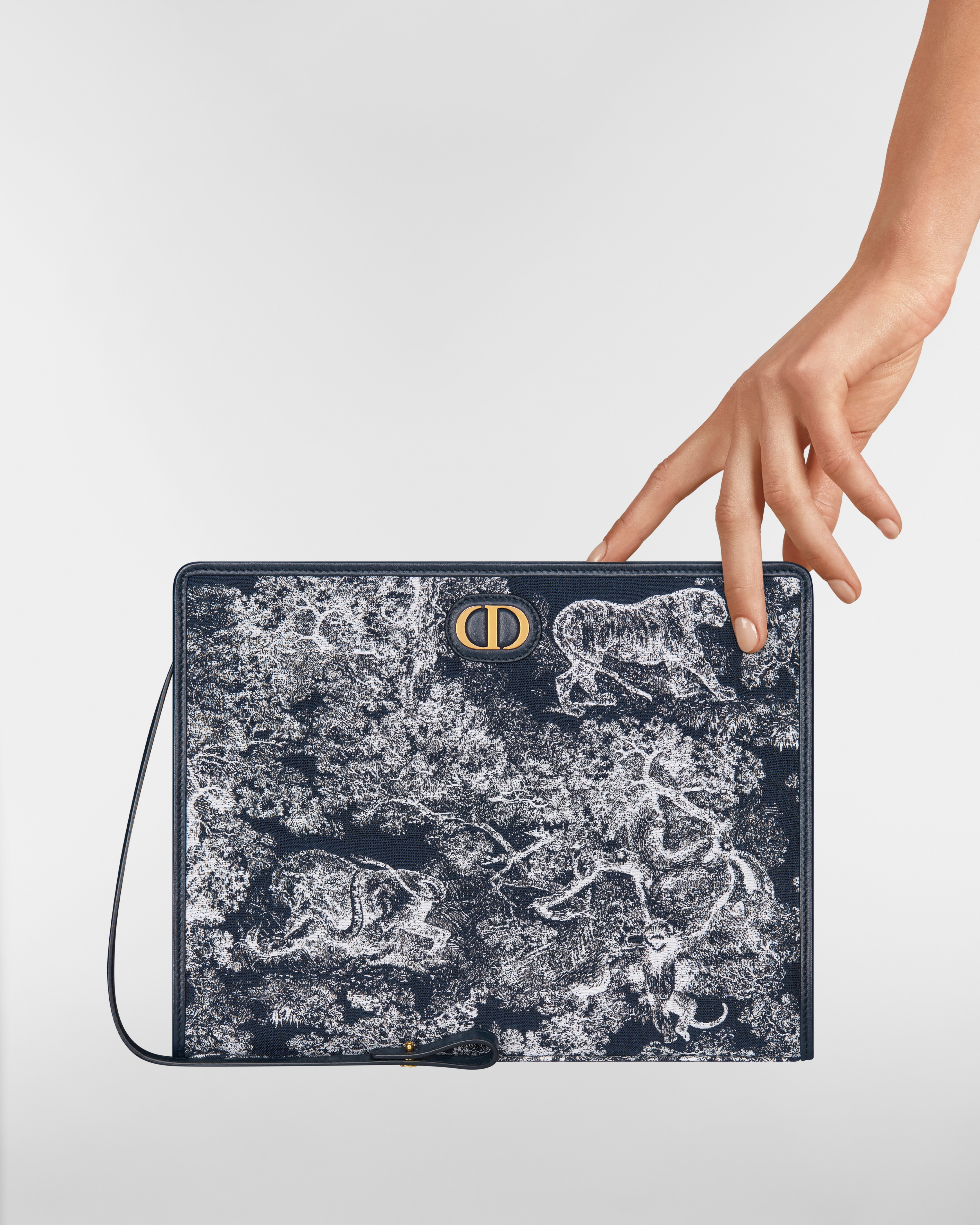 30 Montaigne Dea Pouch