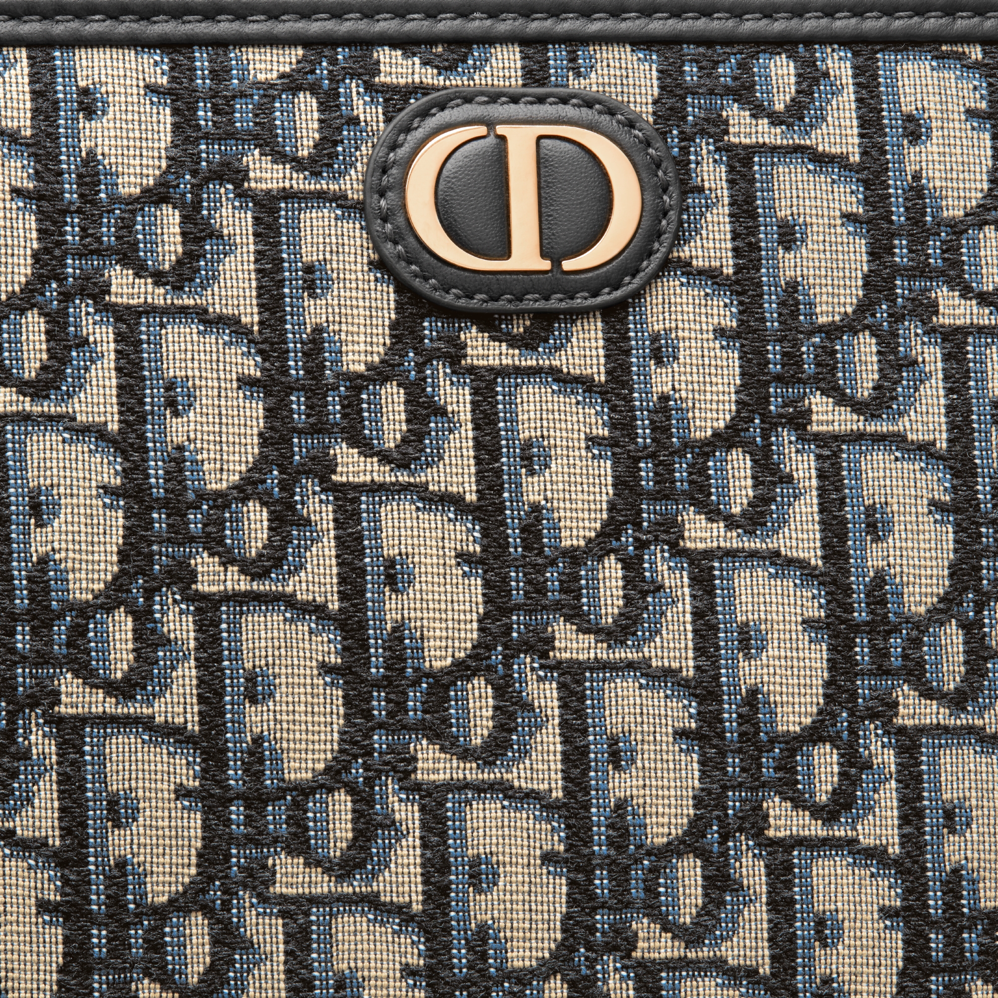 30 Montaigne Dea Pouch