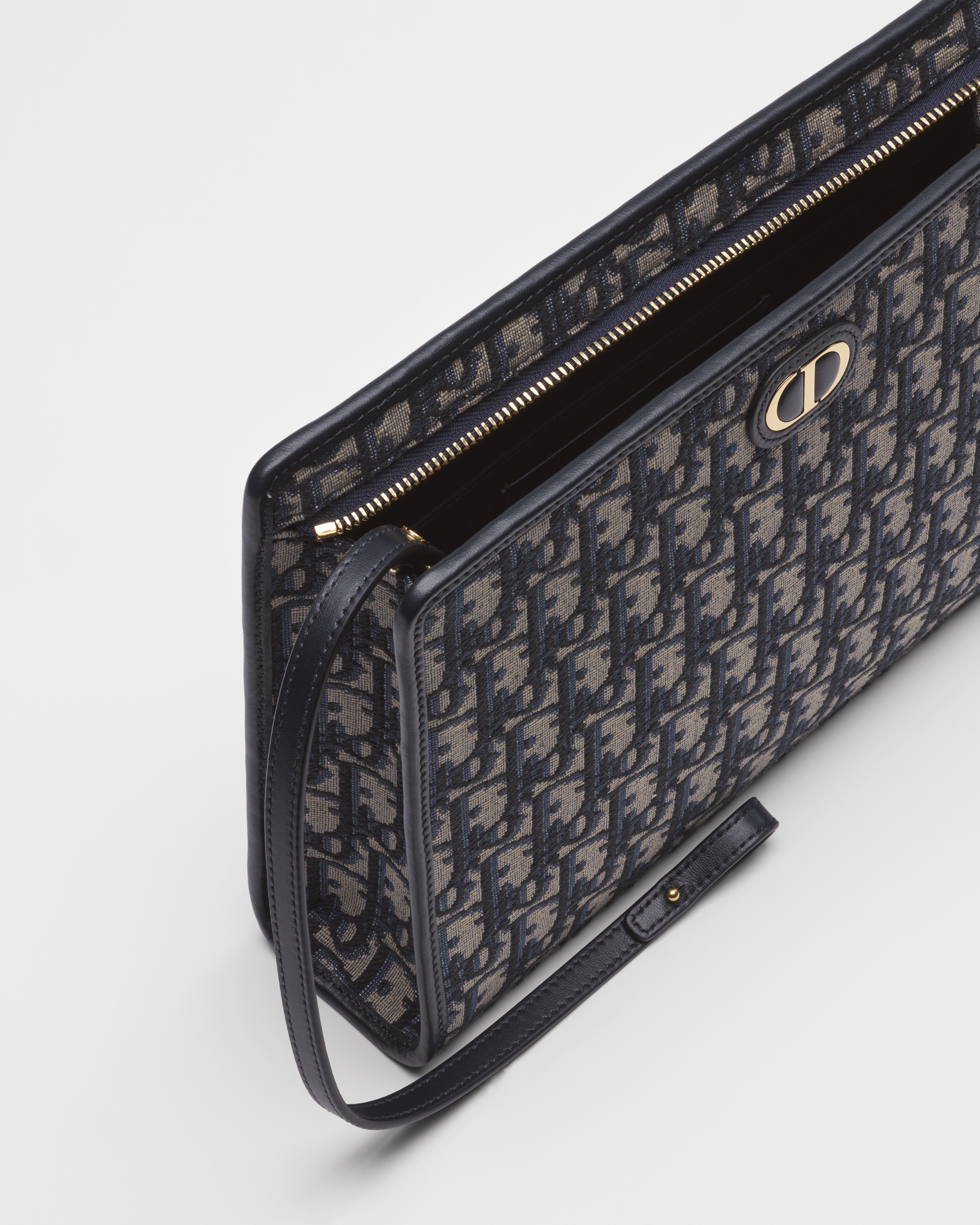 30 Montaigne Dea Pouch Blue Dior Oblique Jacquard E12